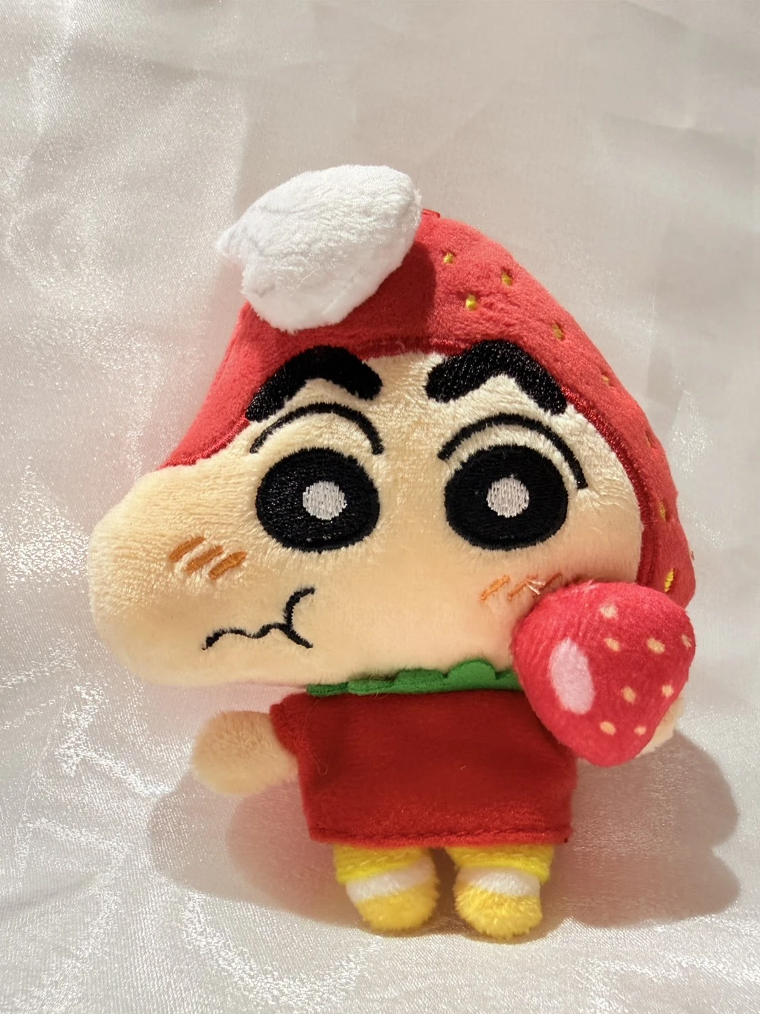 蠟筆小新草莓刺繡徽章限定吊飾