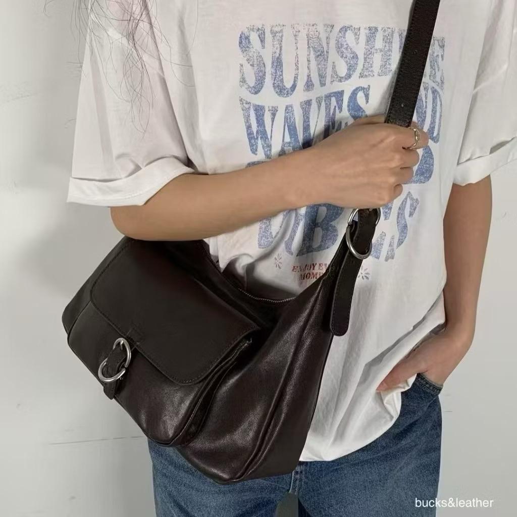 【現貨+預購】Bucks & leather -羊皮個性金屬扣環拉鍊流浪包 可以斜背喔～