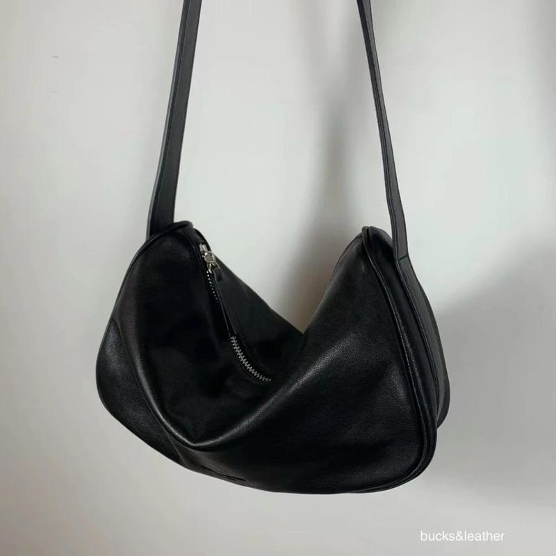 【預購】Bucks & leather -率性垂墜腋下枕頭包 羊皮