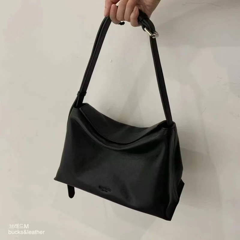 【大、中現貨+預購】Bucks & leather -小方塊磁扣底部抓摺肩斜背包