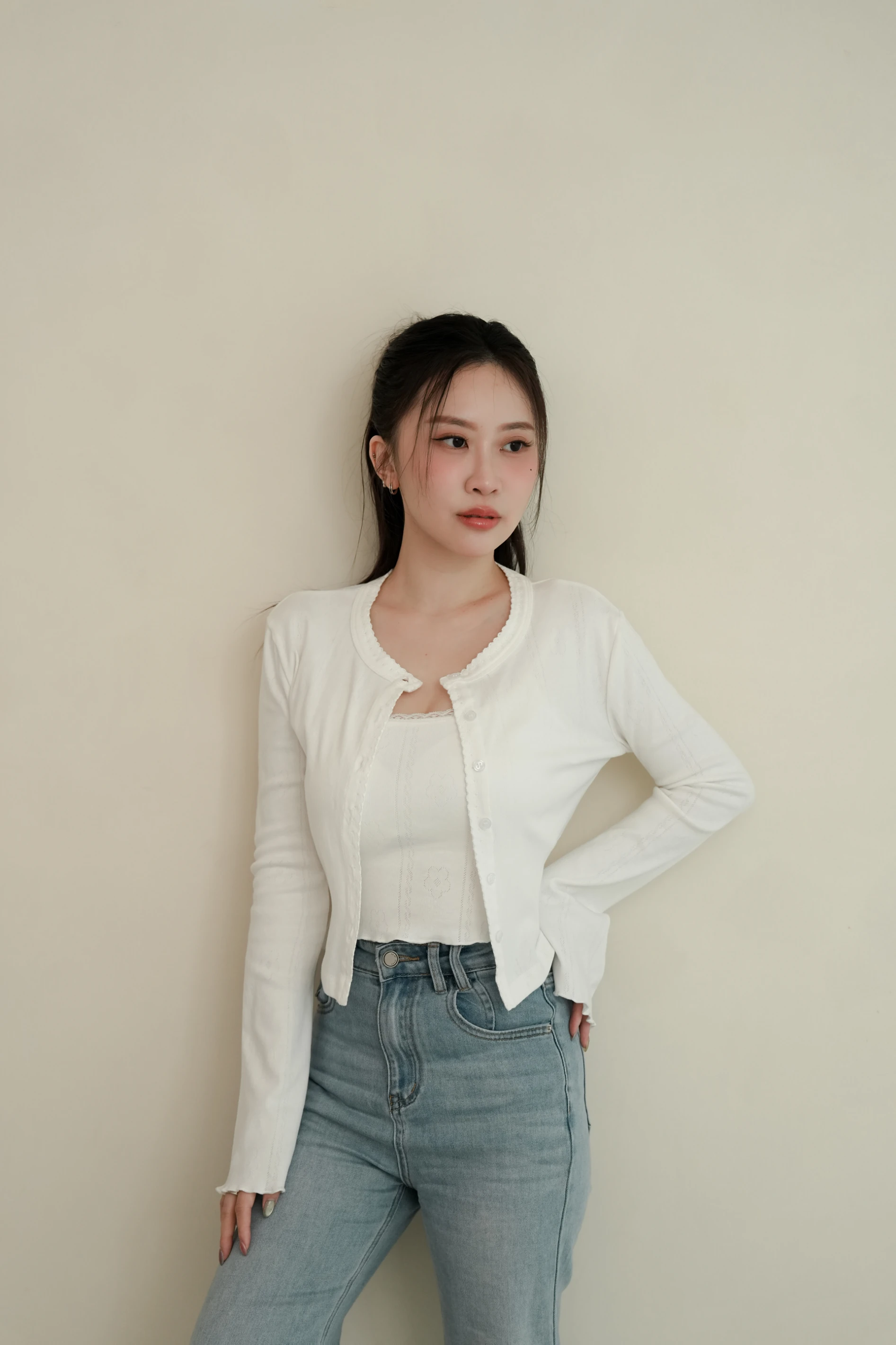 舒服小花・木耳邊緹花蕾絲拼接喇叭袖小外套-長袖(白色)