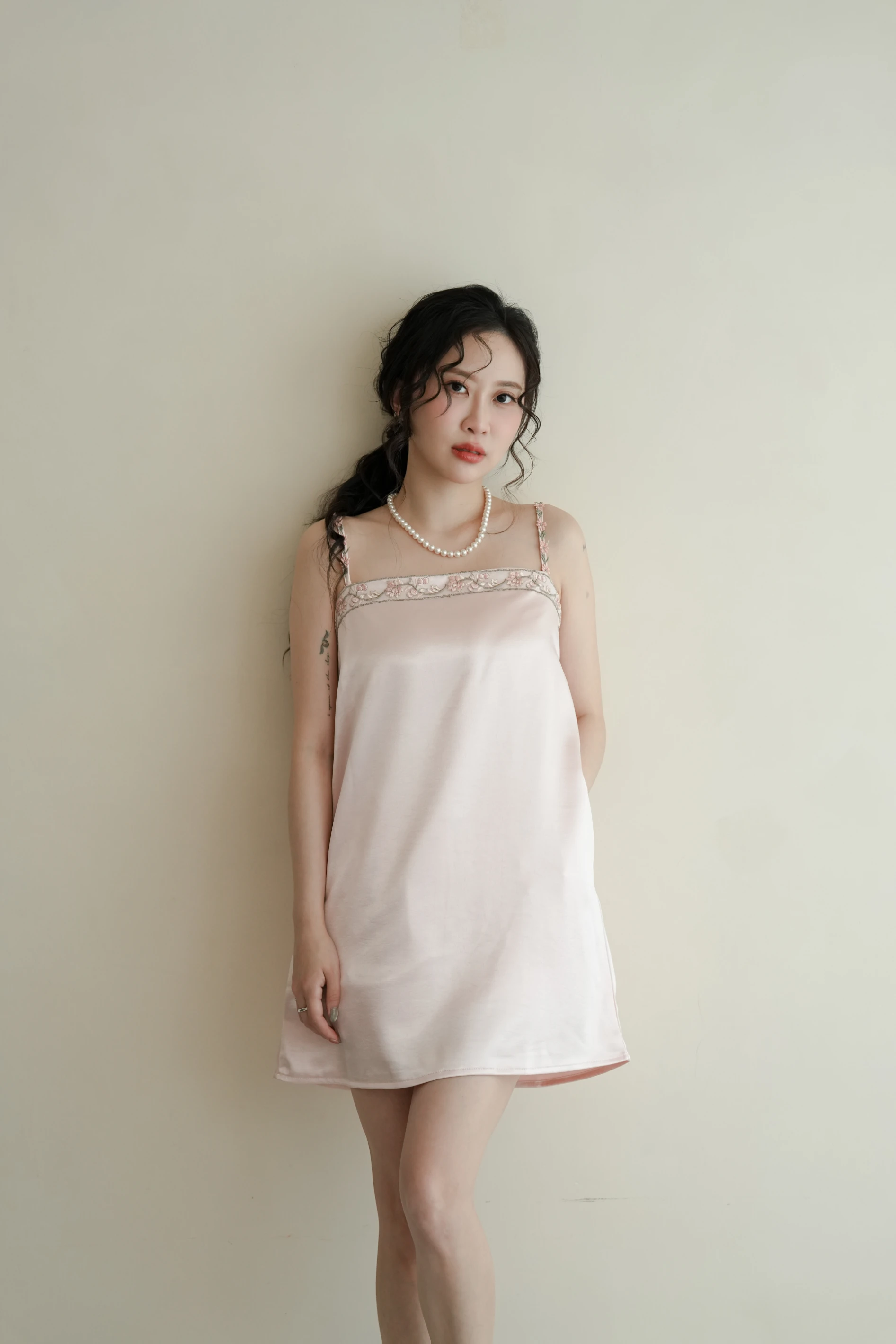 江浙滬女孩・精緻重工刺繡緞面洋裝(絲光粉)