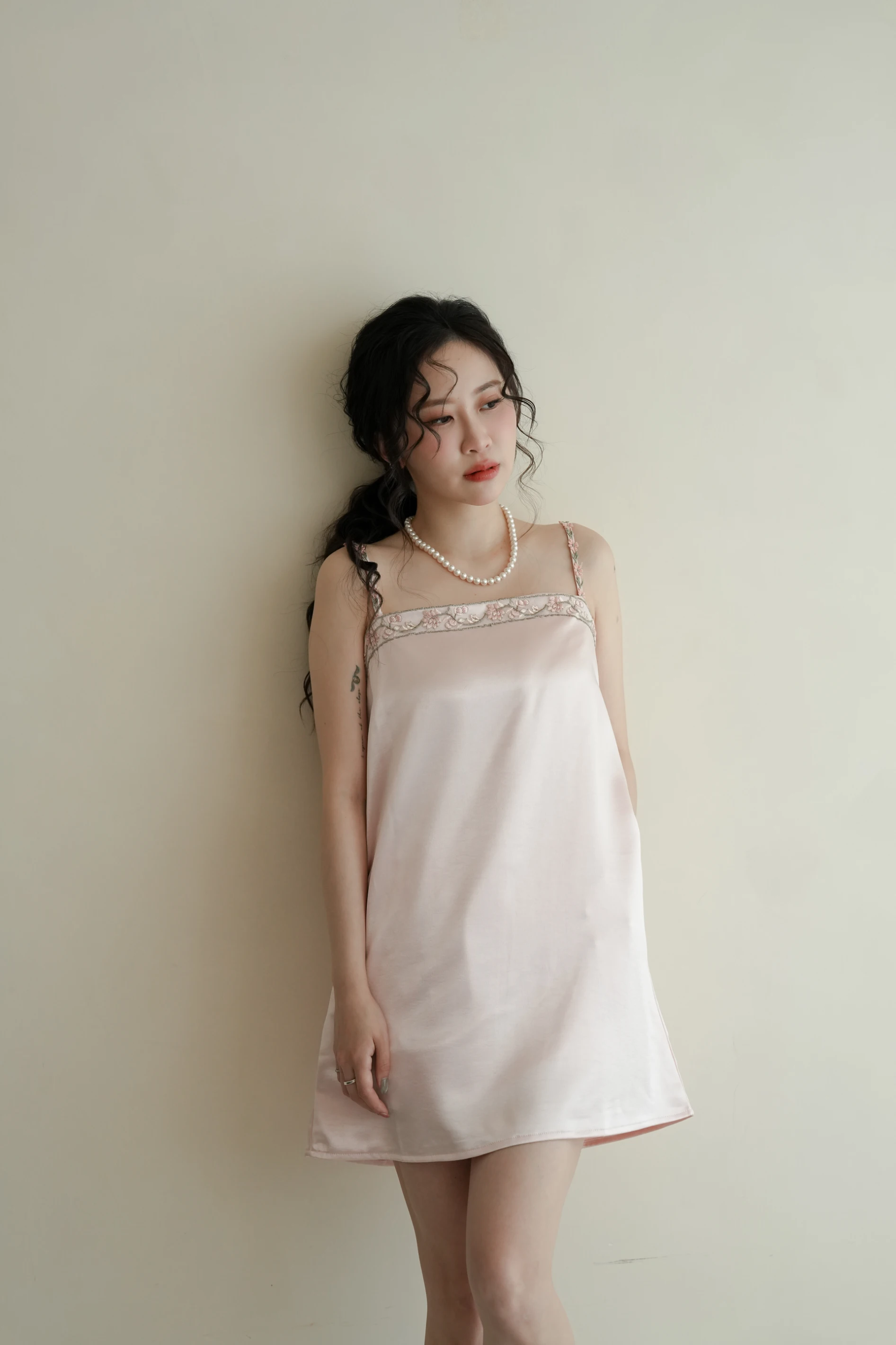 江浙滬女孩・精緻重工刺繡緞面洋裝(絲光粉)