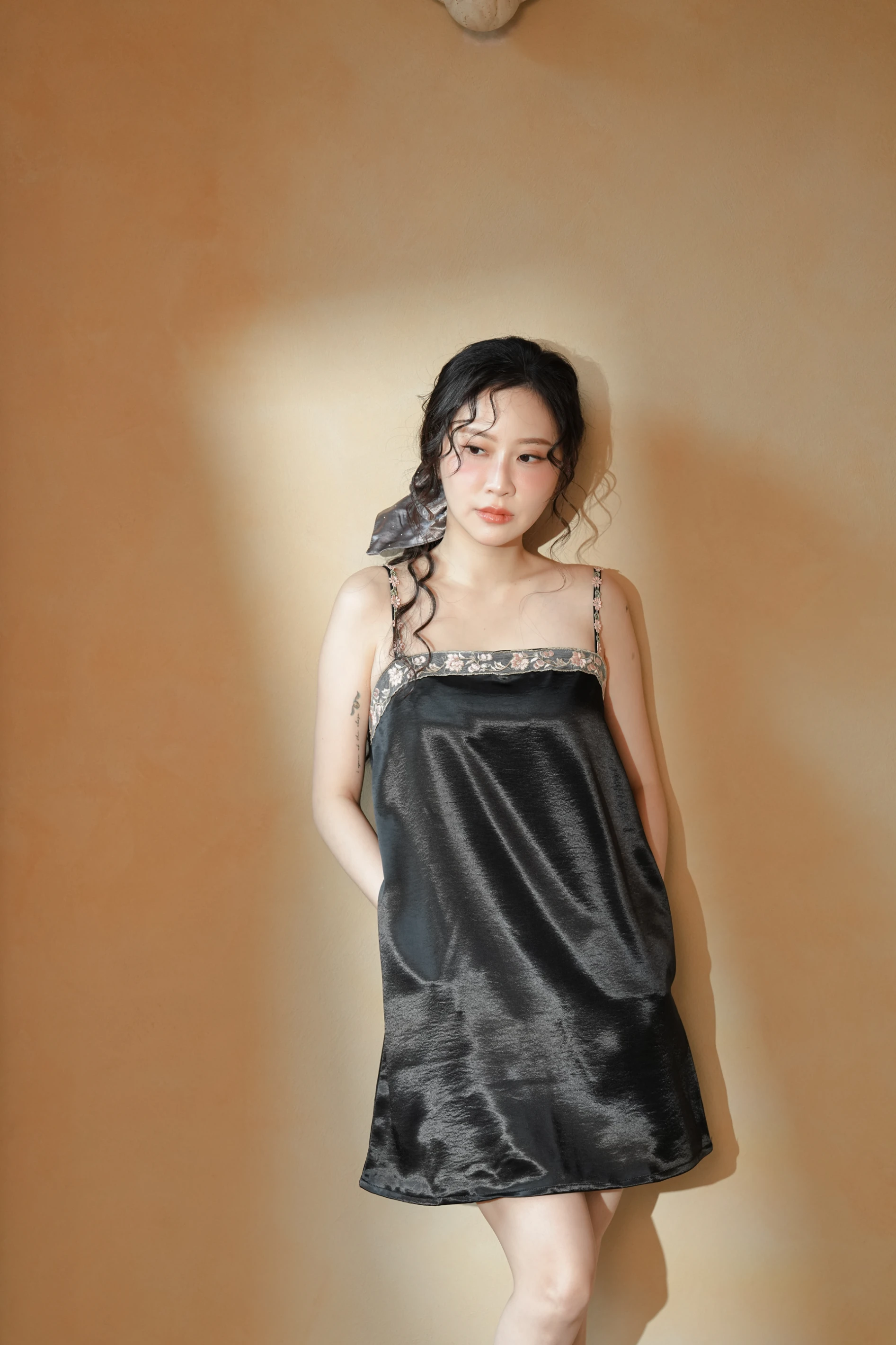 江浙滬女孩・精緻重工刺繡緞面洋裝(神秘黑)