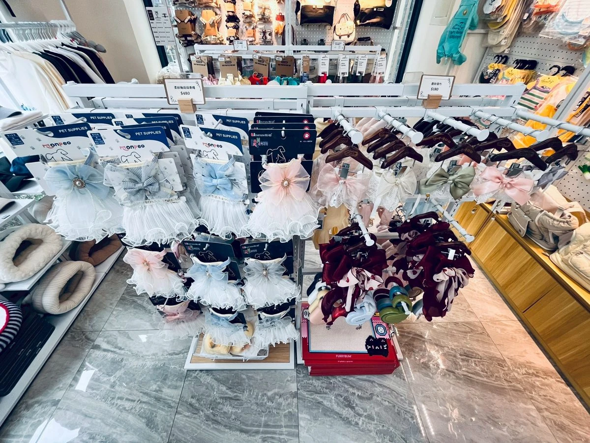 可以現場試穿的寵物衣服展示架