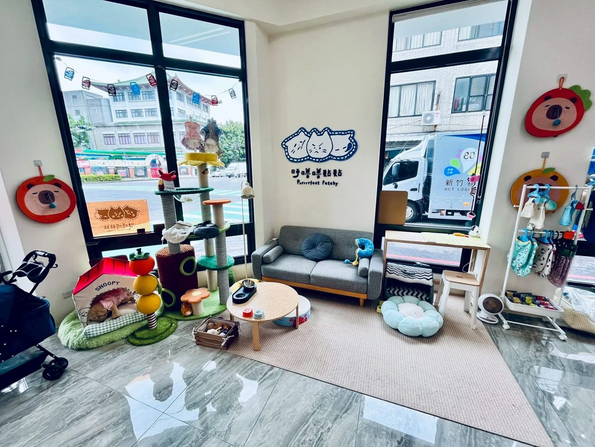 店內休息區，毛孩可以落地逛逛