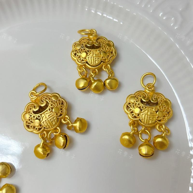 《花栗子精品寵珠寶殿》沙金保色-如意鎖吊墜 D05隔珠 保色 花托 萌寵 通孔 配件 手串 項鍊 手作 DIY 設計