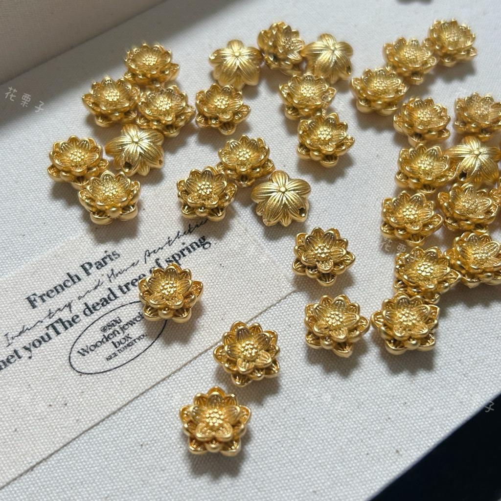 《花栗子精品寵珠寶殿》沙金B06 蓮花 保色 花托 萌寵 通孔 配件 手串 項鍊 手作 DIY 設計