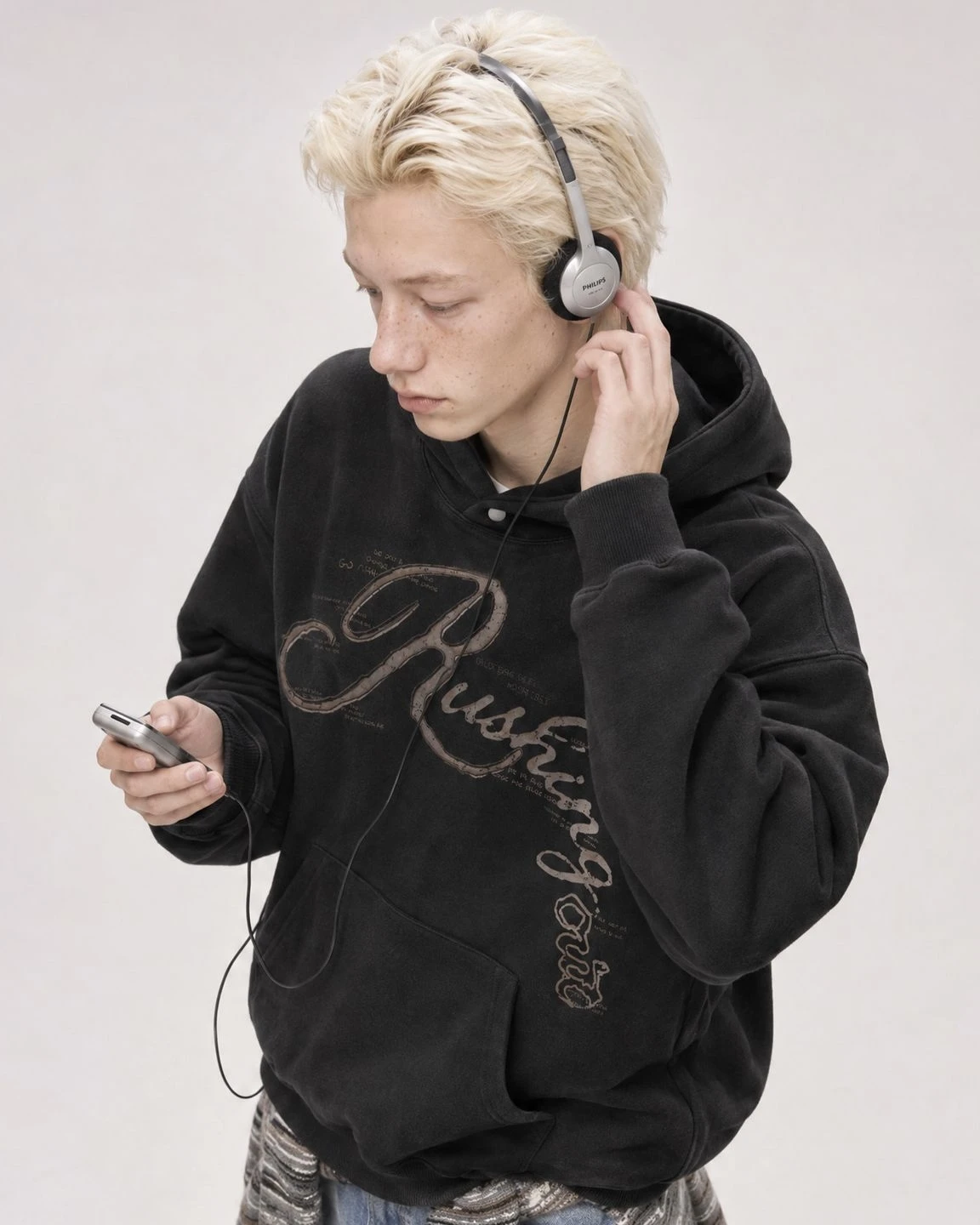 <預購> 韓國WV PROJECT RUSHING OUT 復古刺繡塗鴉刷毛連帽T