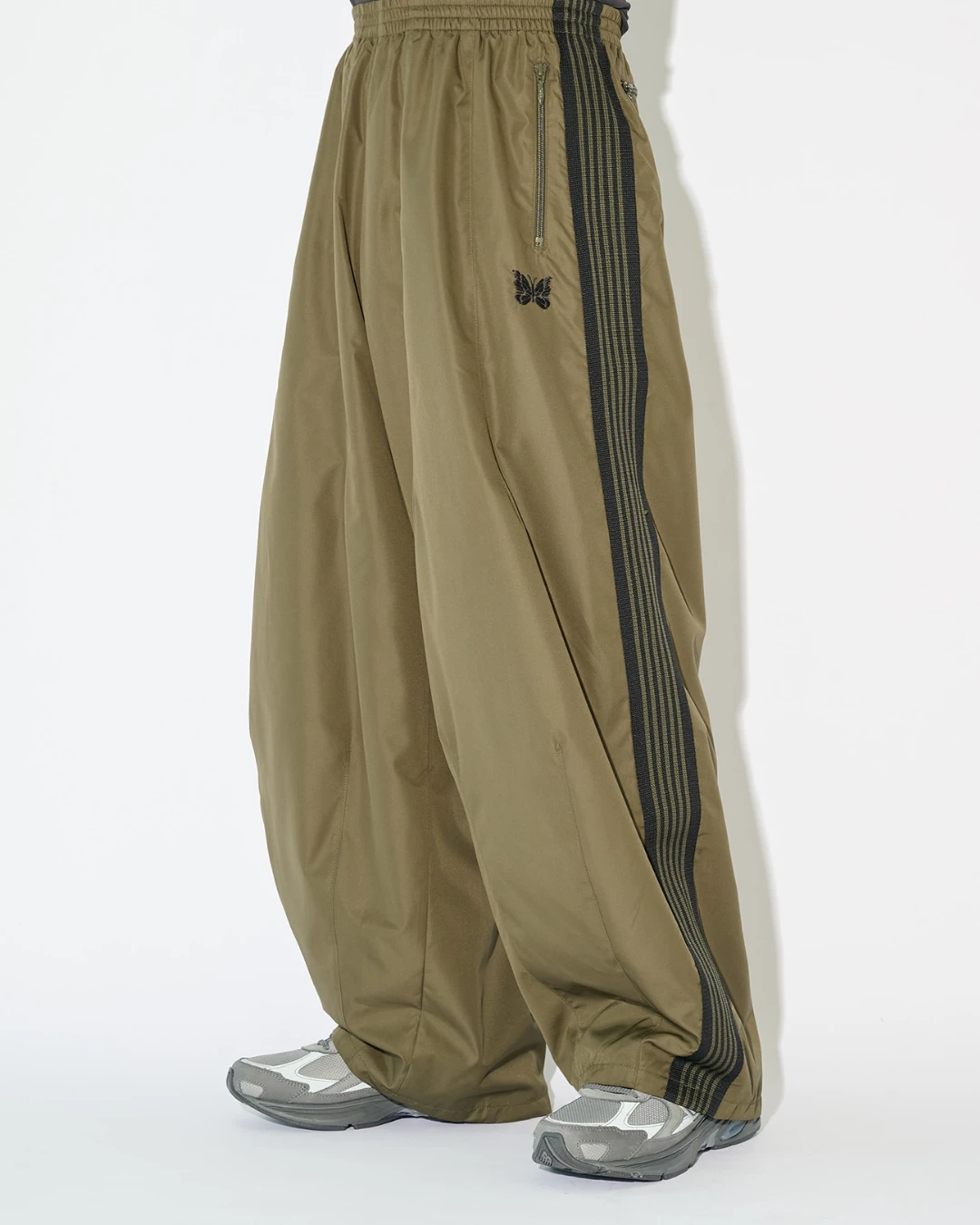 26AW NEEDLES x STUDIOUS 聯名別注款 H.D. Track Pant 運動寬褲｜Nylon Polyester｜KHAKI 卡其色