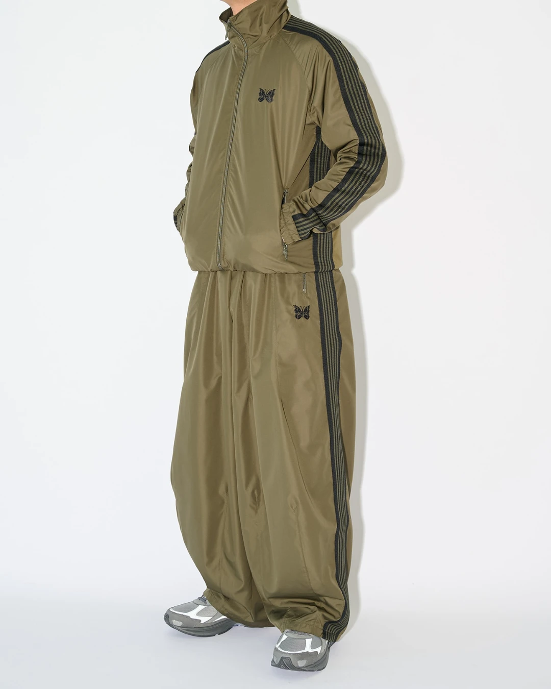 26AW NEEDLES x STUDIOUS 聯名別注款 H.D. Track Pant 運動寬褲｜Nylon Polyester｜KHAKI 卡其色