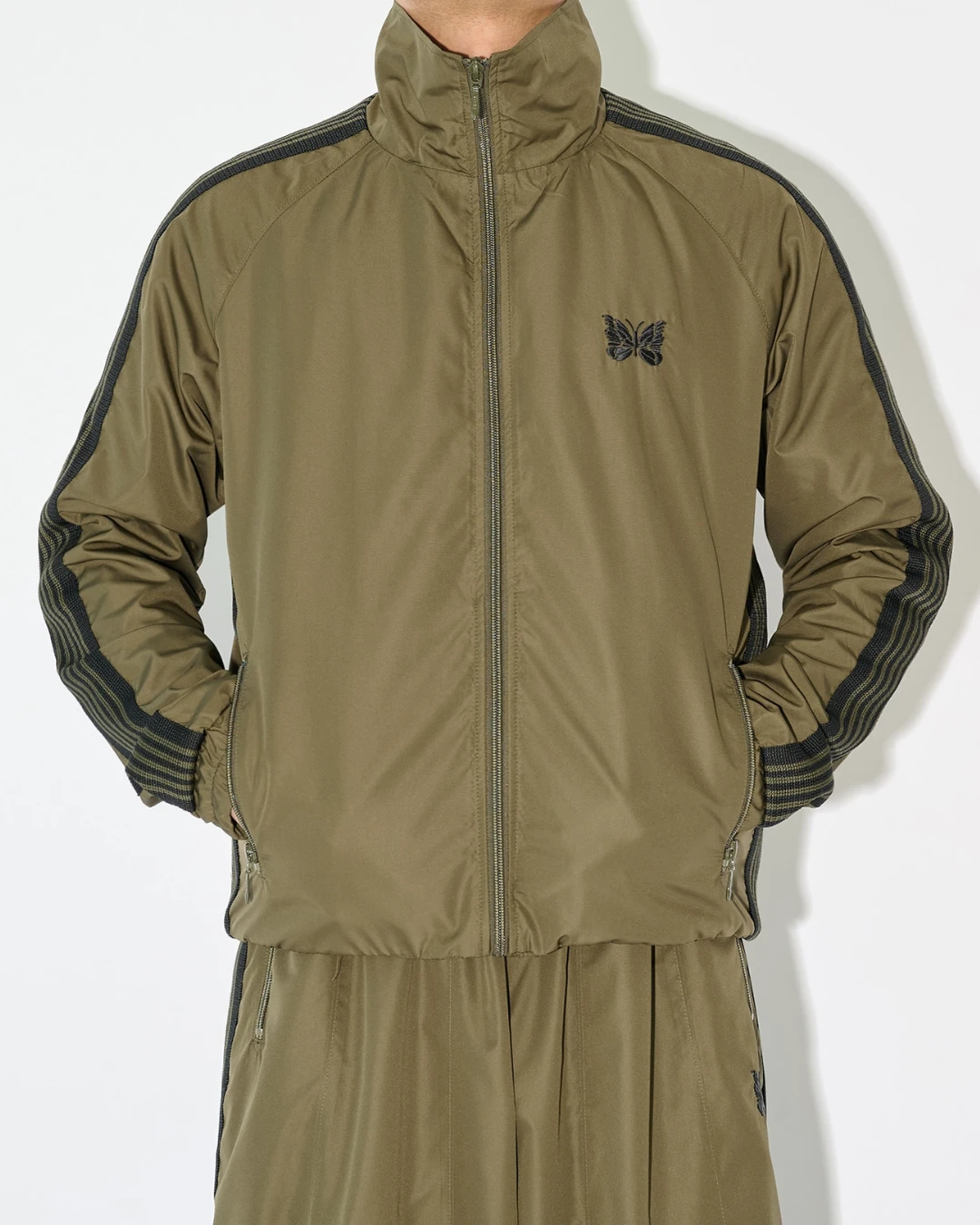 26AW NEEDLES x STUDIOUS 聯名別注款 Track Jacket 運動外套｜Nylon Polyester｜KHAKI 卡其色