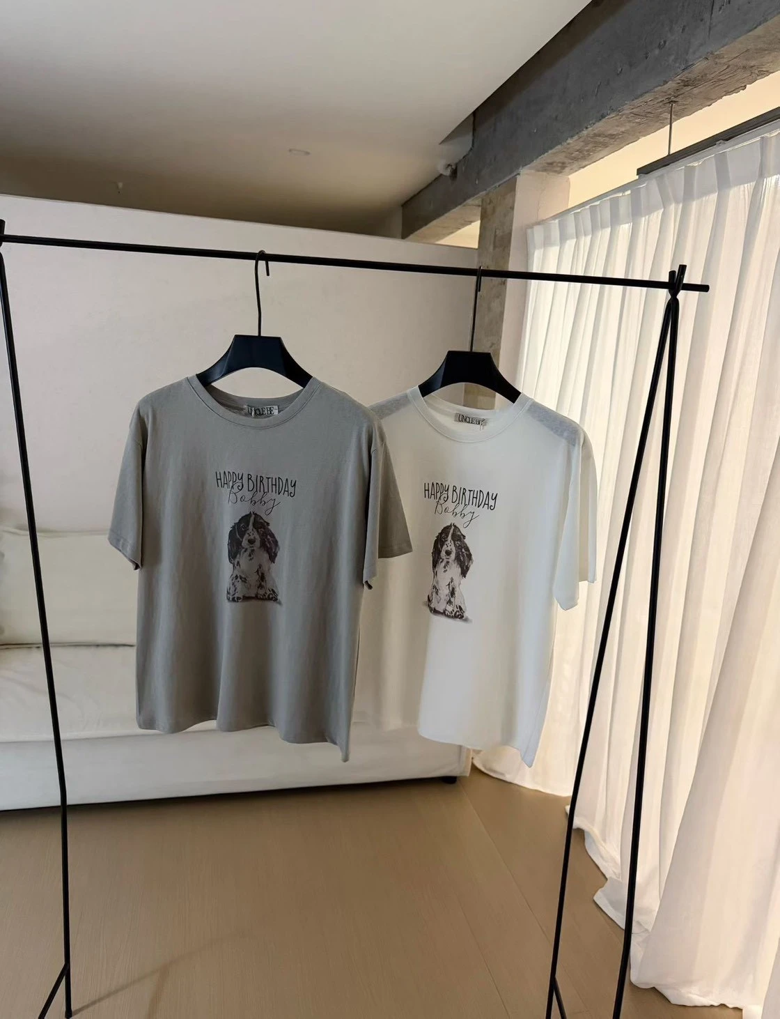可愛徳牧狗狗字母寬鬆T SHIRT-白/淺灰(現貨)