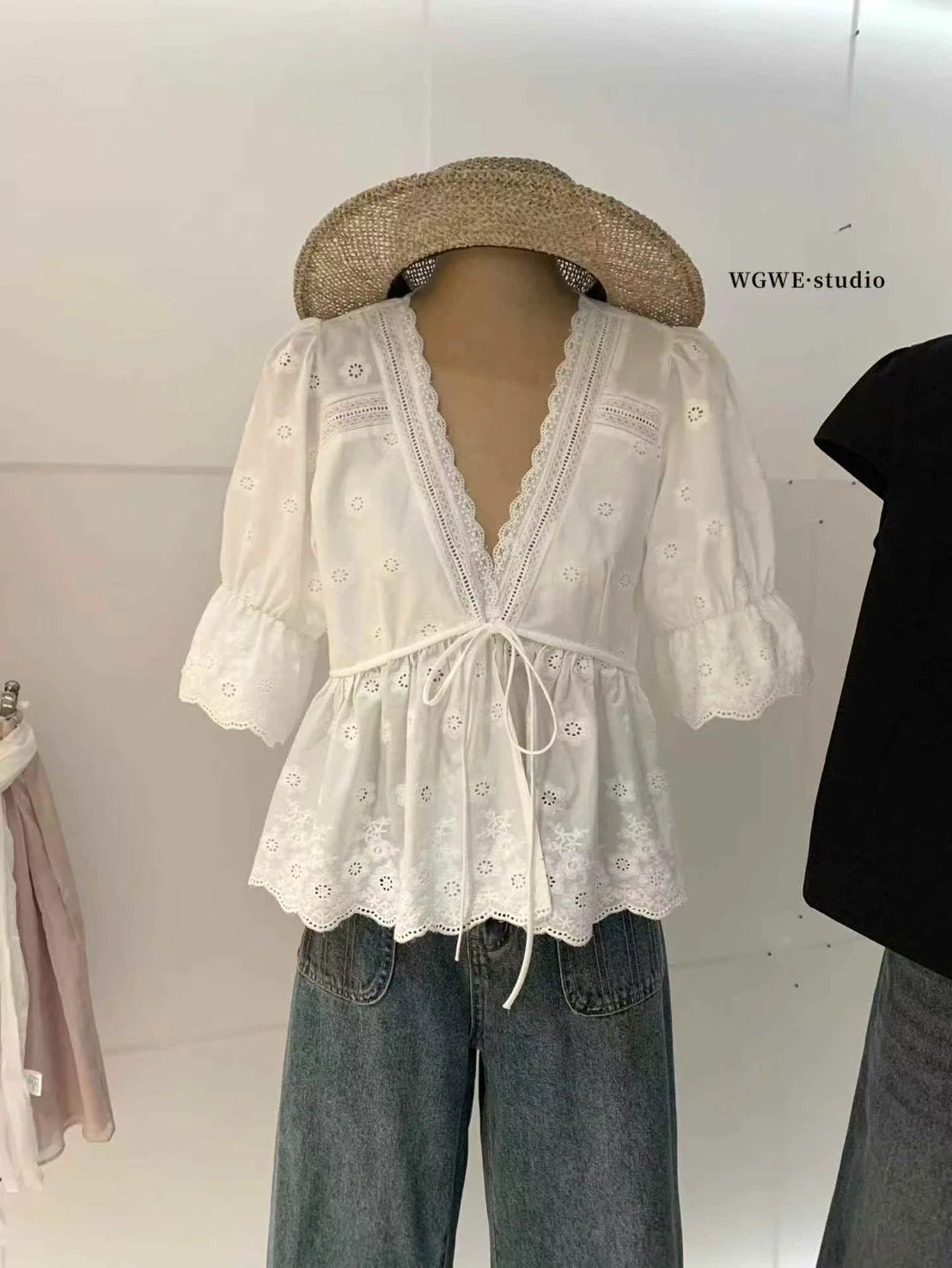 法式V領綁帶收腰蕾絲刺繡花邊上衣-白(現貨)