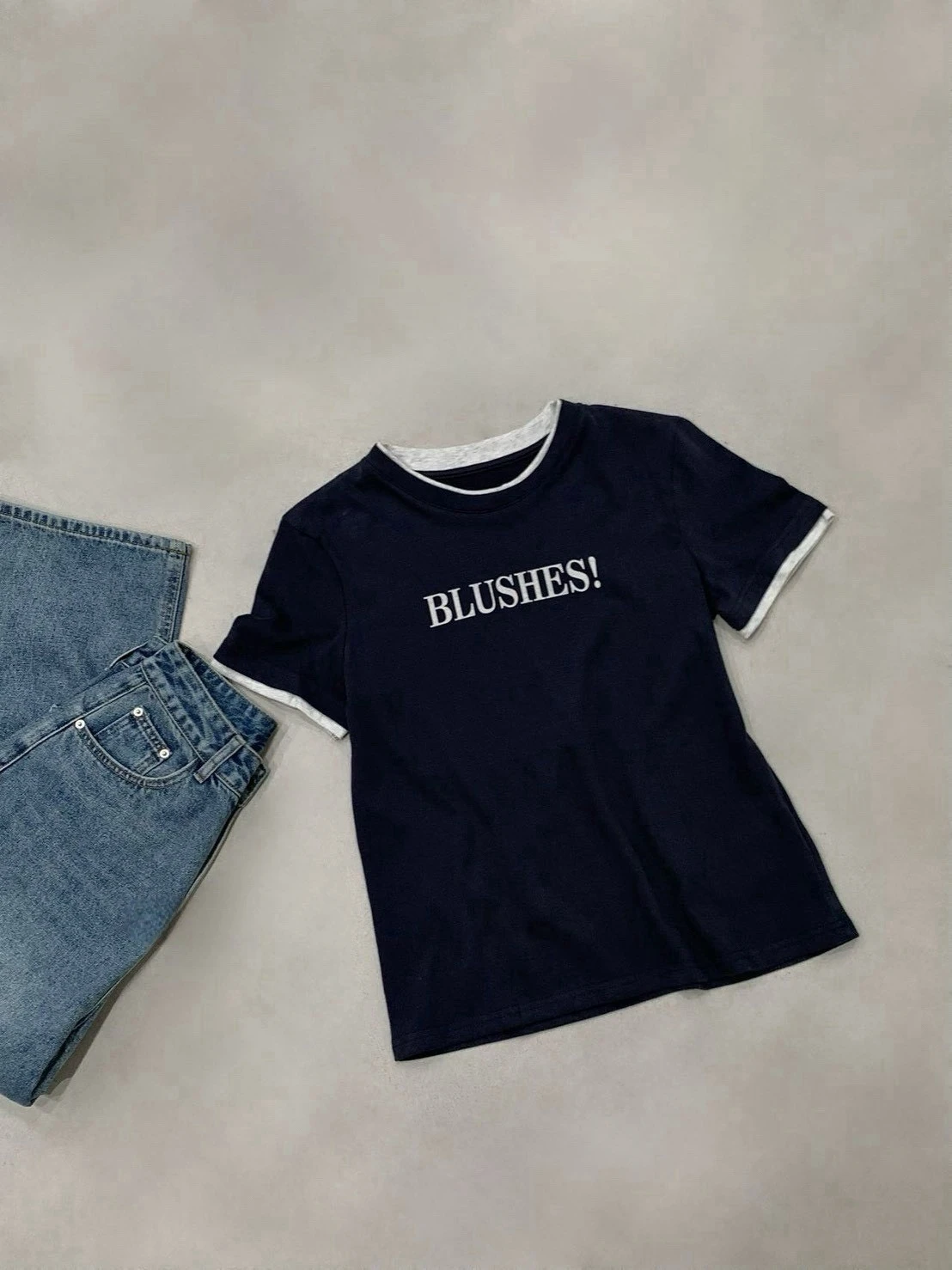 簡約字母撞色拼接短袖T SHIRT-米白/藏青(現貨)