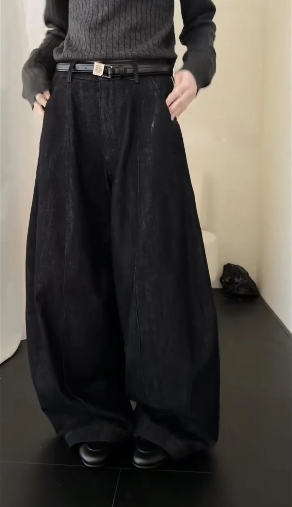 慵懶打褶垂墜彎刀牛仔褲-牛仔黑-S/M/L(現貨+預購)
