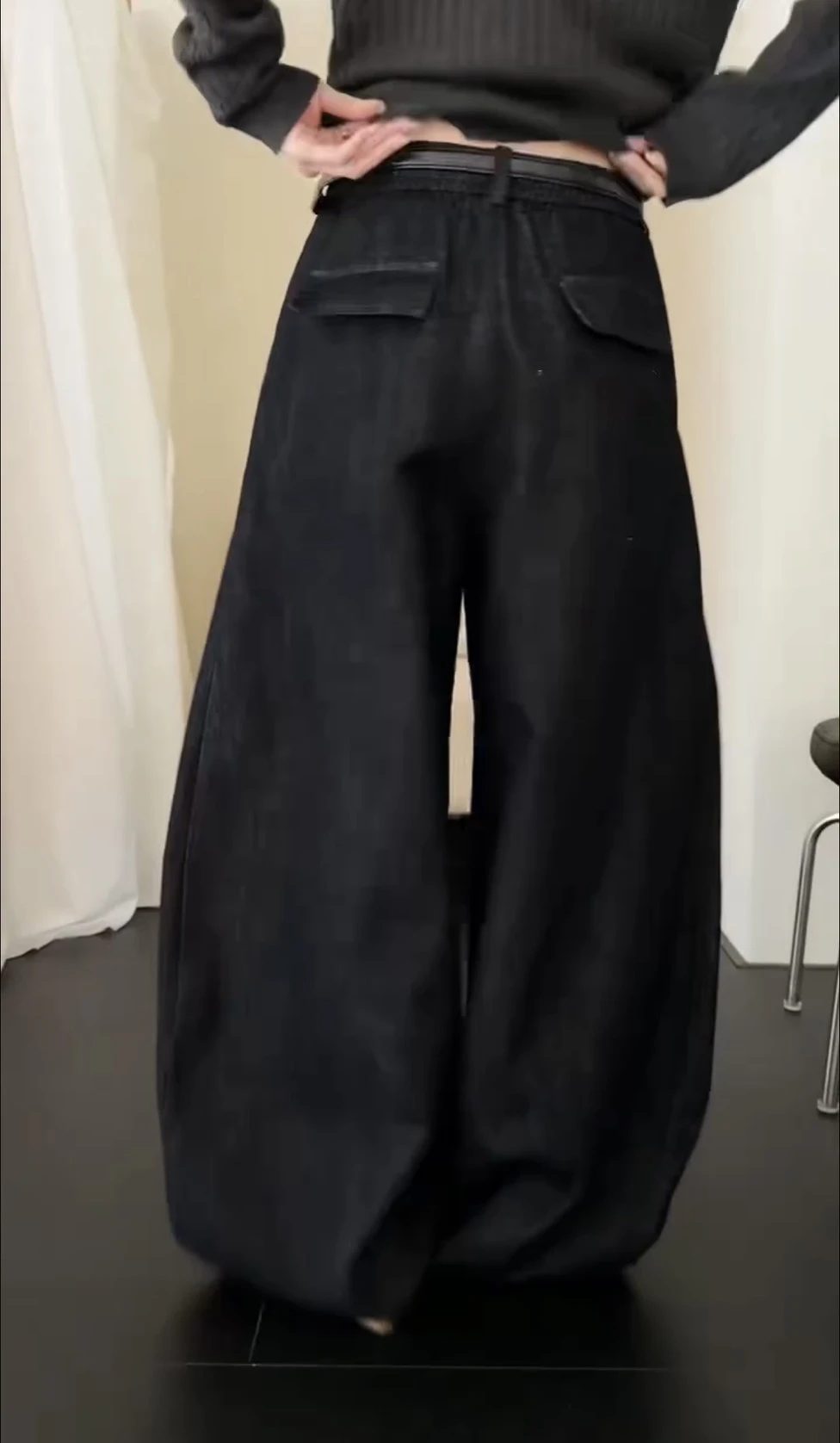 慵懶打褶垂墜彎刀牛仔褲-牛仔黑-S/M/L(現貨+預購)