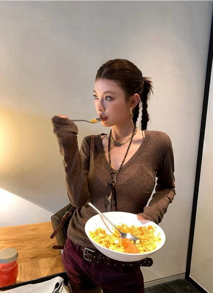 簡約V領微透合身長袖上衣-藍/咖(現貨+預購)