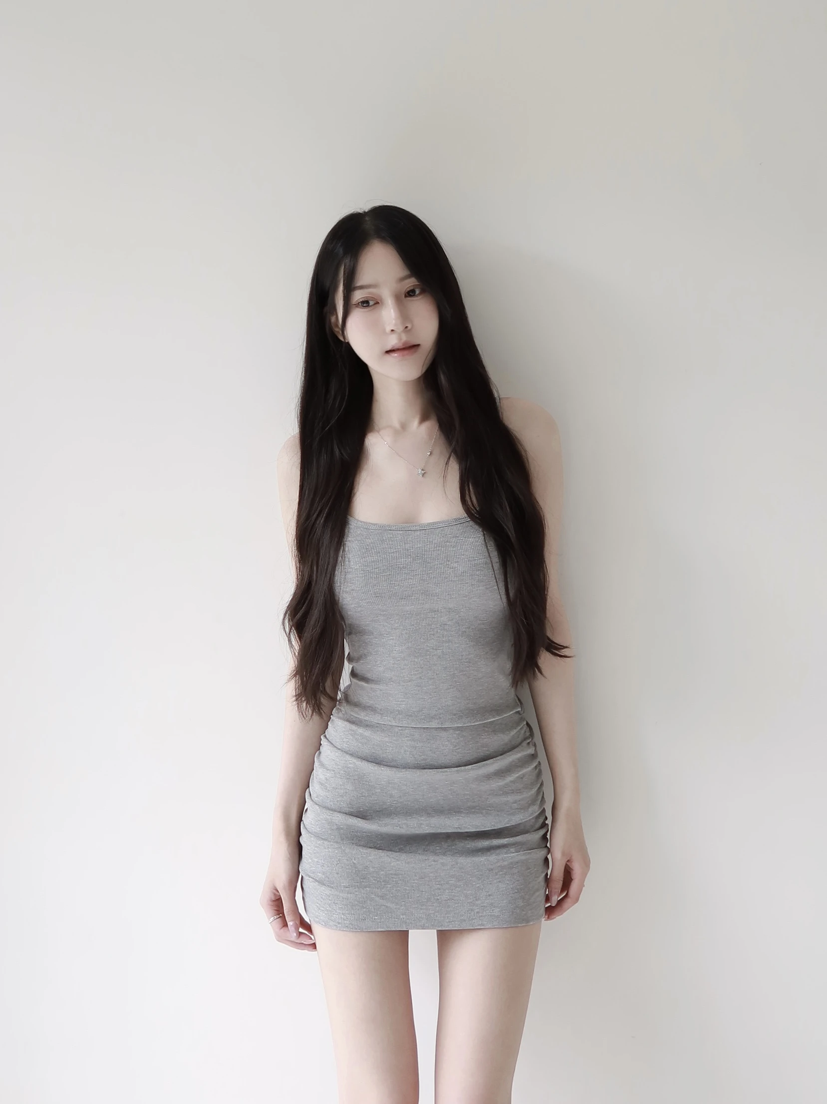 美胸抓皺細肩包臀連身裙