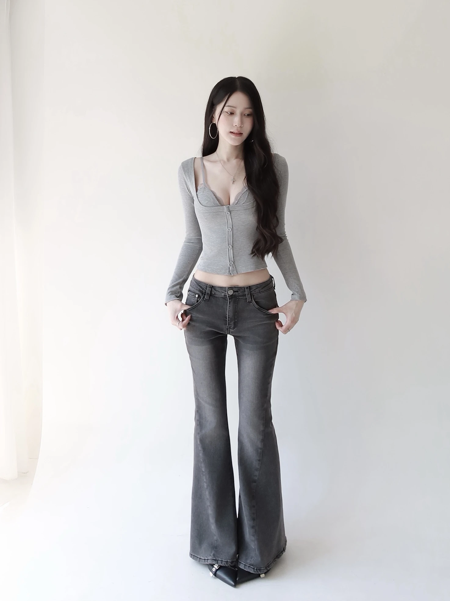 煙灰刷色中低腰喇叭牛仔褲