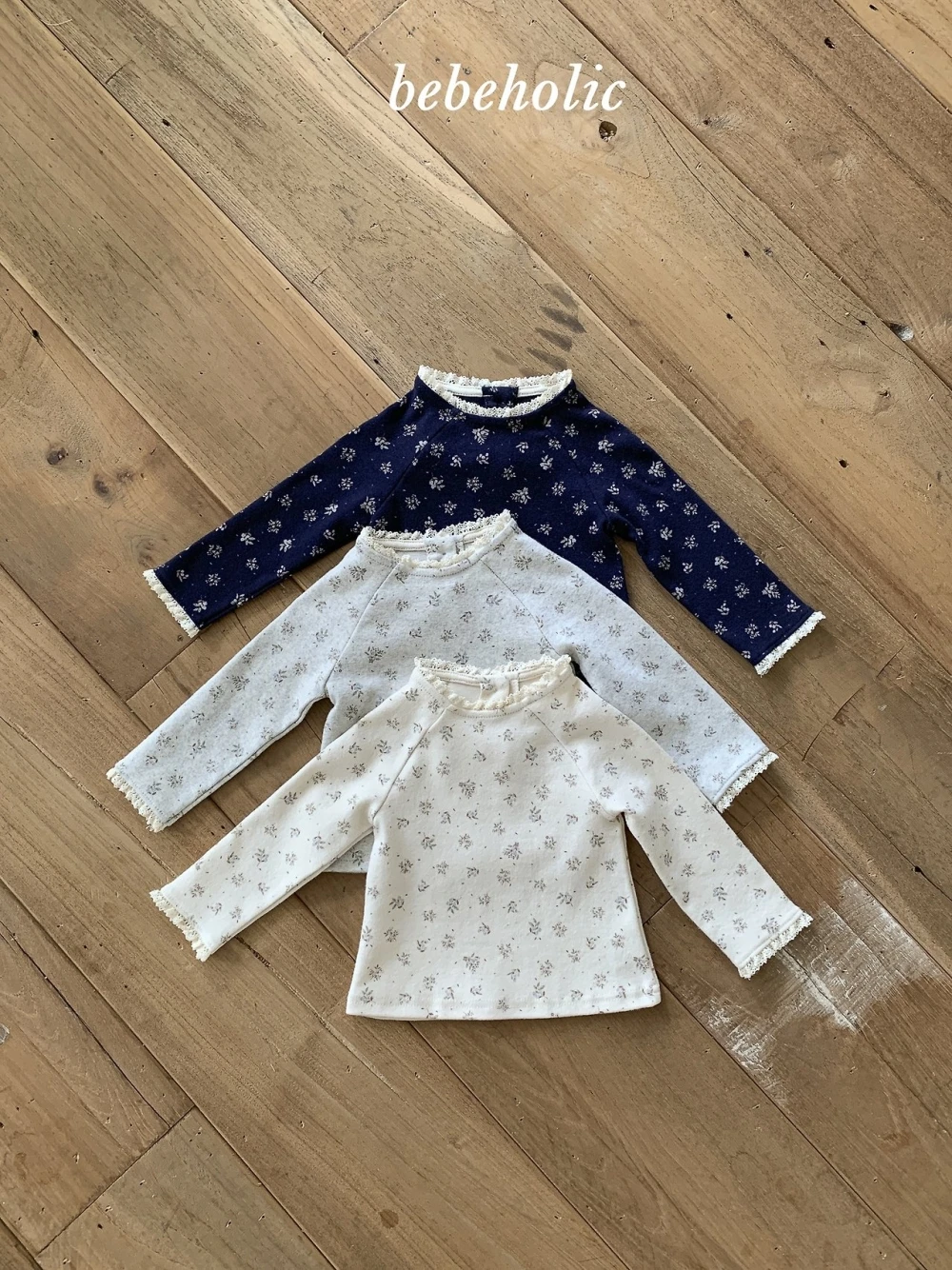 Bebe holic 碎花木耳領上衣