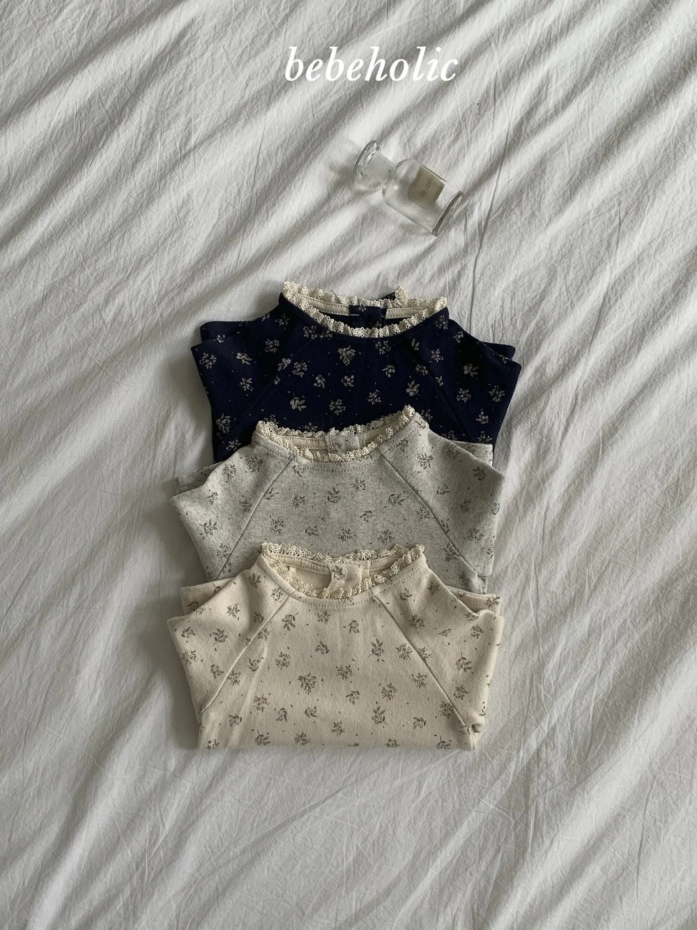 Bebe holic 碎花木耳領上衣
