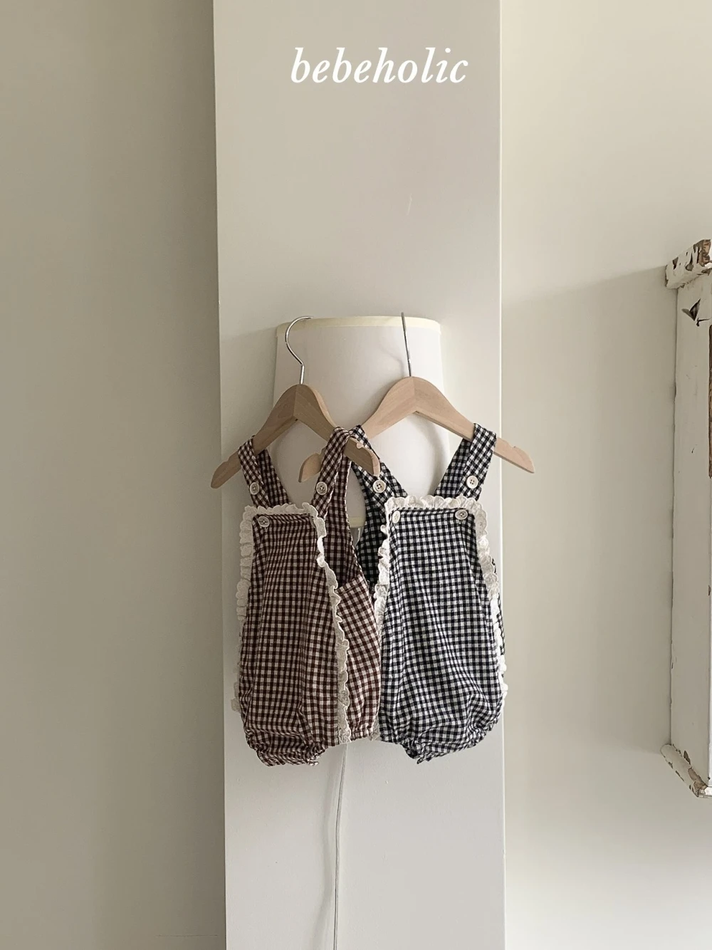 Bebe holic 格紋花邊包屁吊帶褲