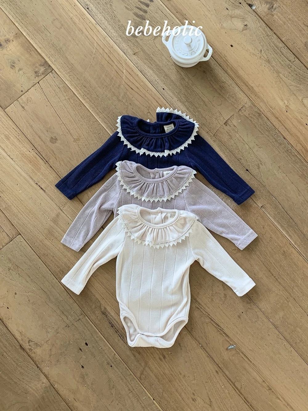 Bebe holic 蕾絲荷葉領包屁衣