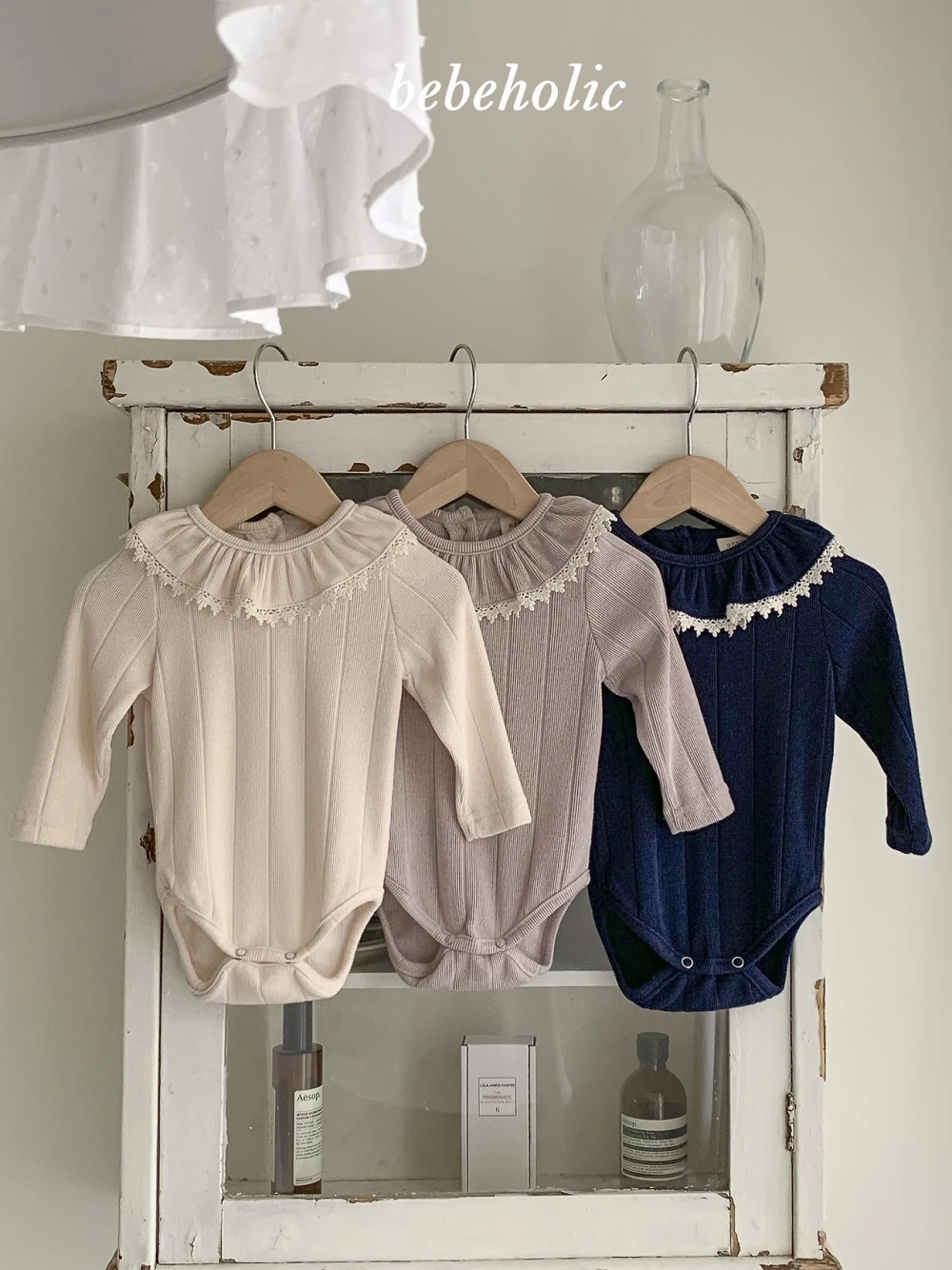 Bebe holic 蕾絲荷葉領包屁衣