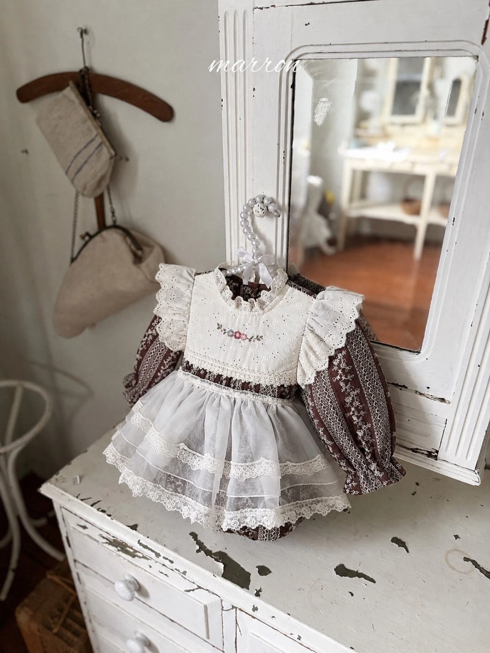 Marron 可可浮雕刺繡包屁衣
