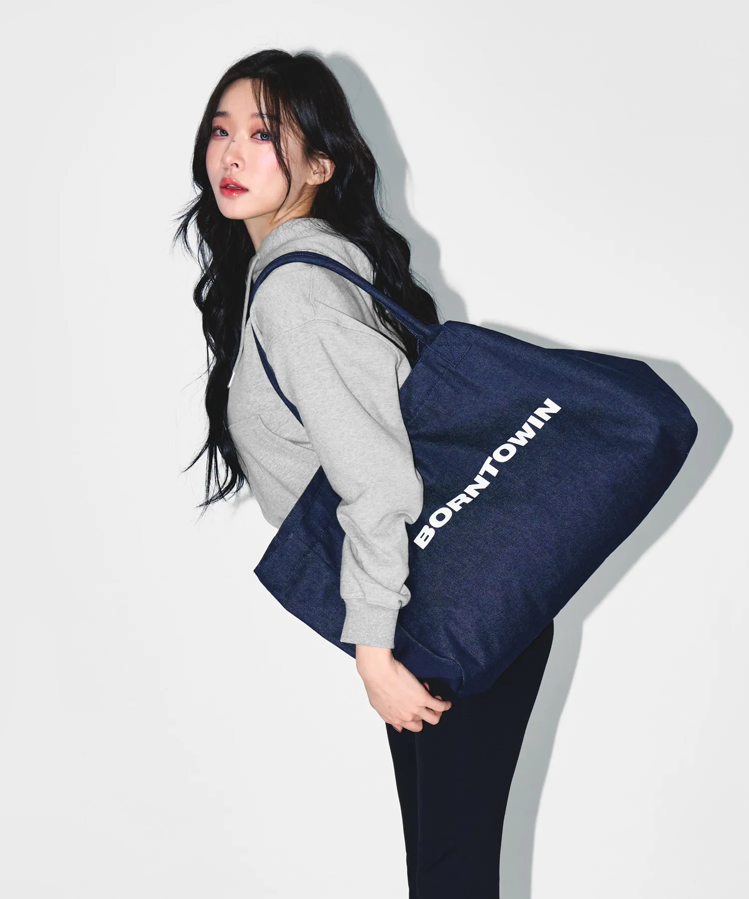 SYMBOL B LOGO SHOPPER BAG [MID DENIM]
