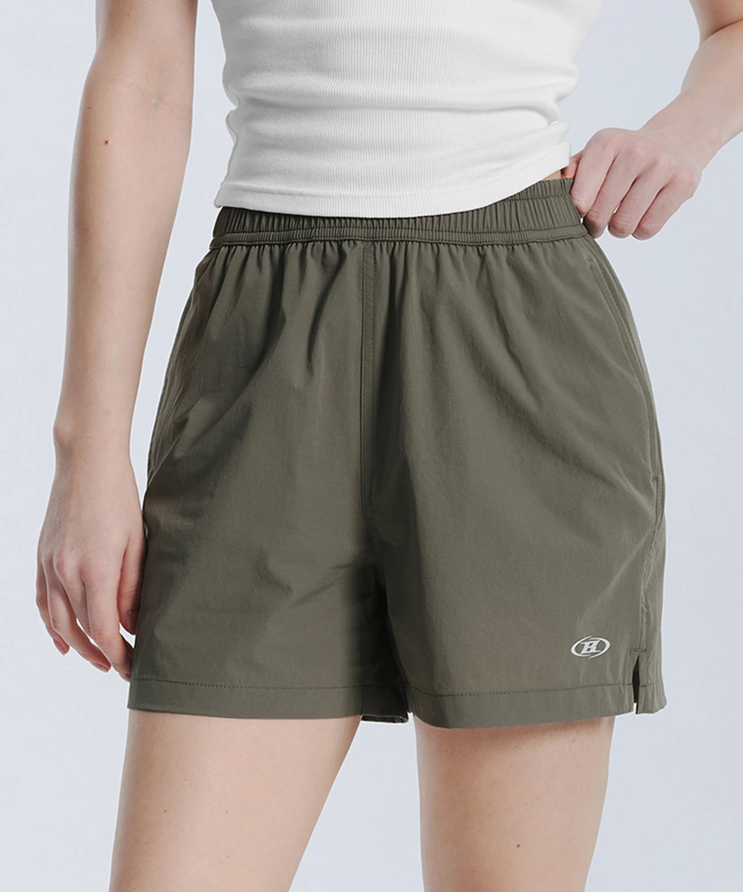W SYMBOL B ESSENTIAL ACTIVE SHORTS [KHAKI]