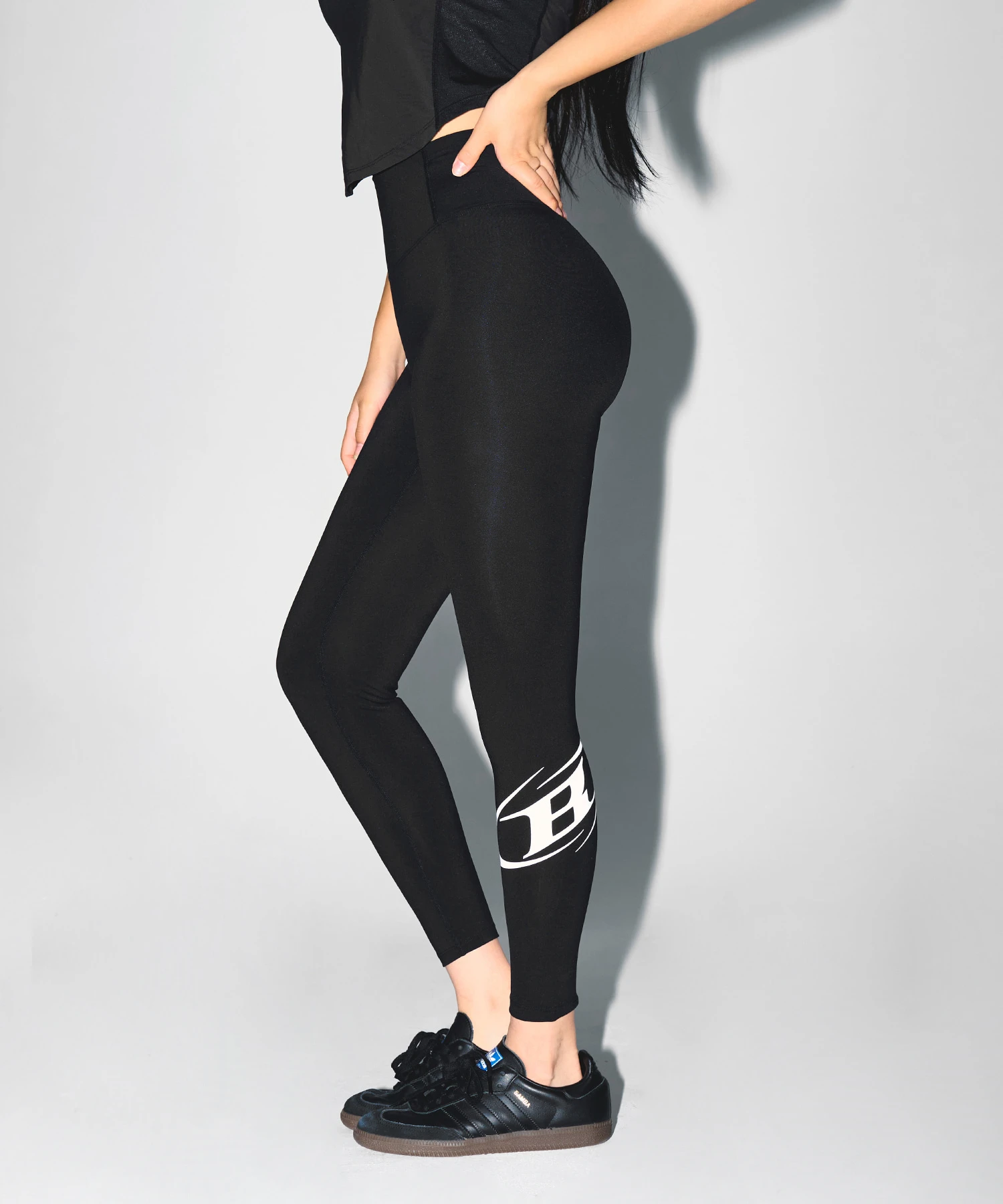 W SYMBOL B FLEECE LONG LEGGINGS [BLACK]