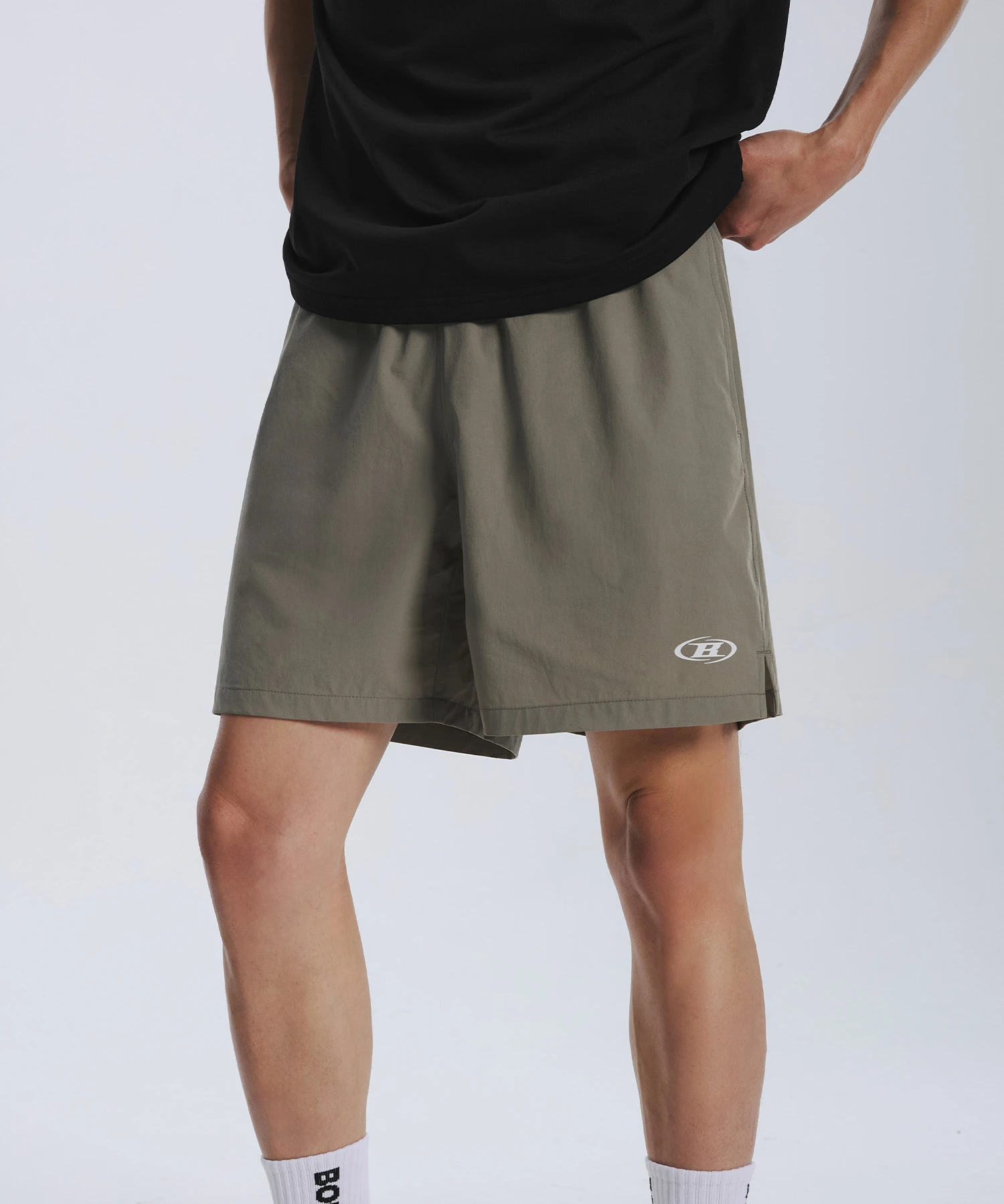 SYMBOL B ESSENTIAL ACTIVE SHORTS [KHAKI]