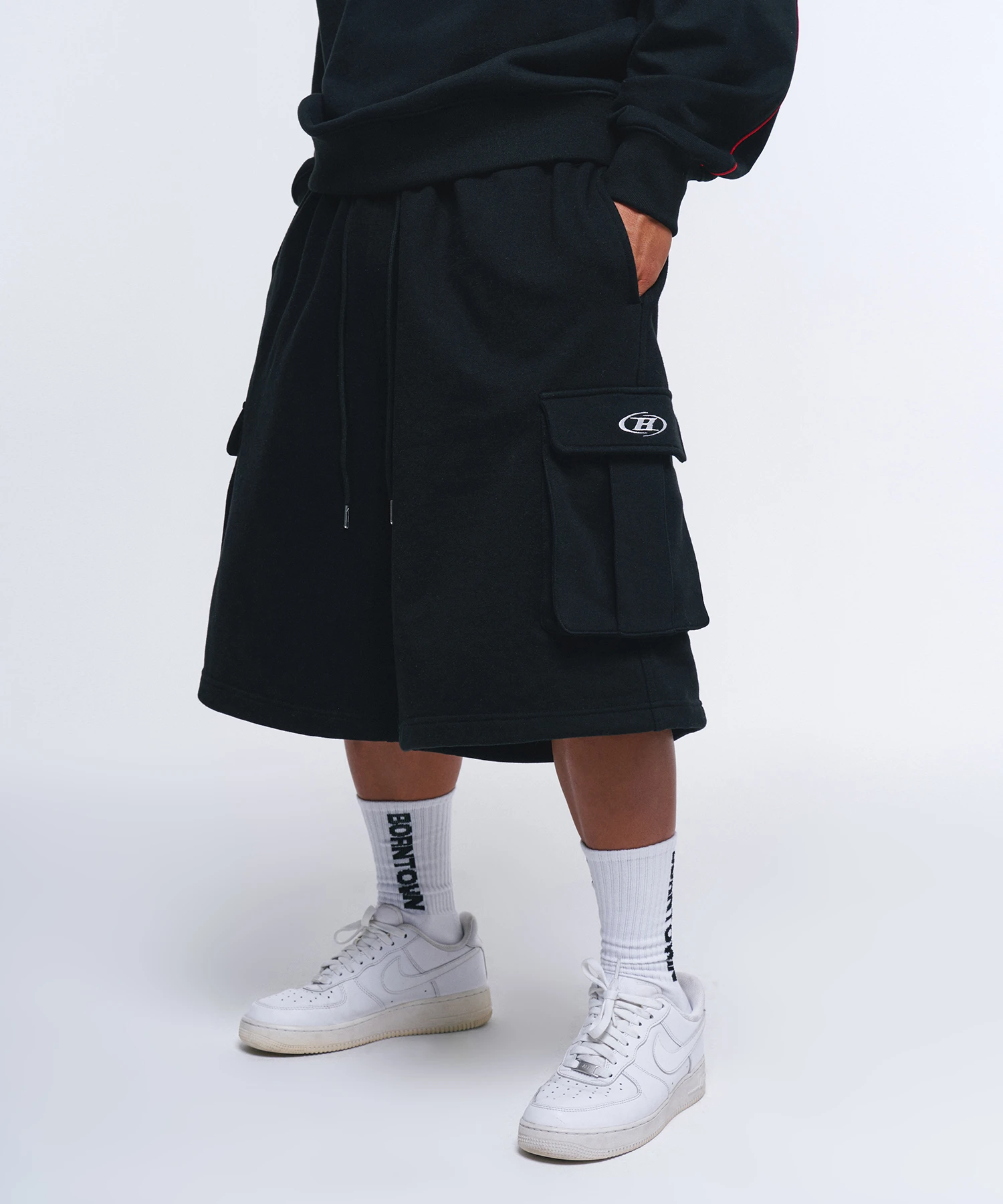 SYMBOL LOGO CARGO BERMUDA PANTS [BLACK]