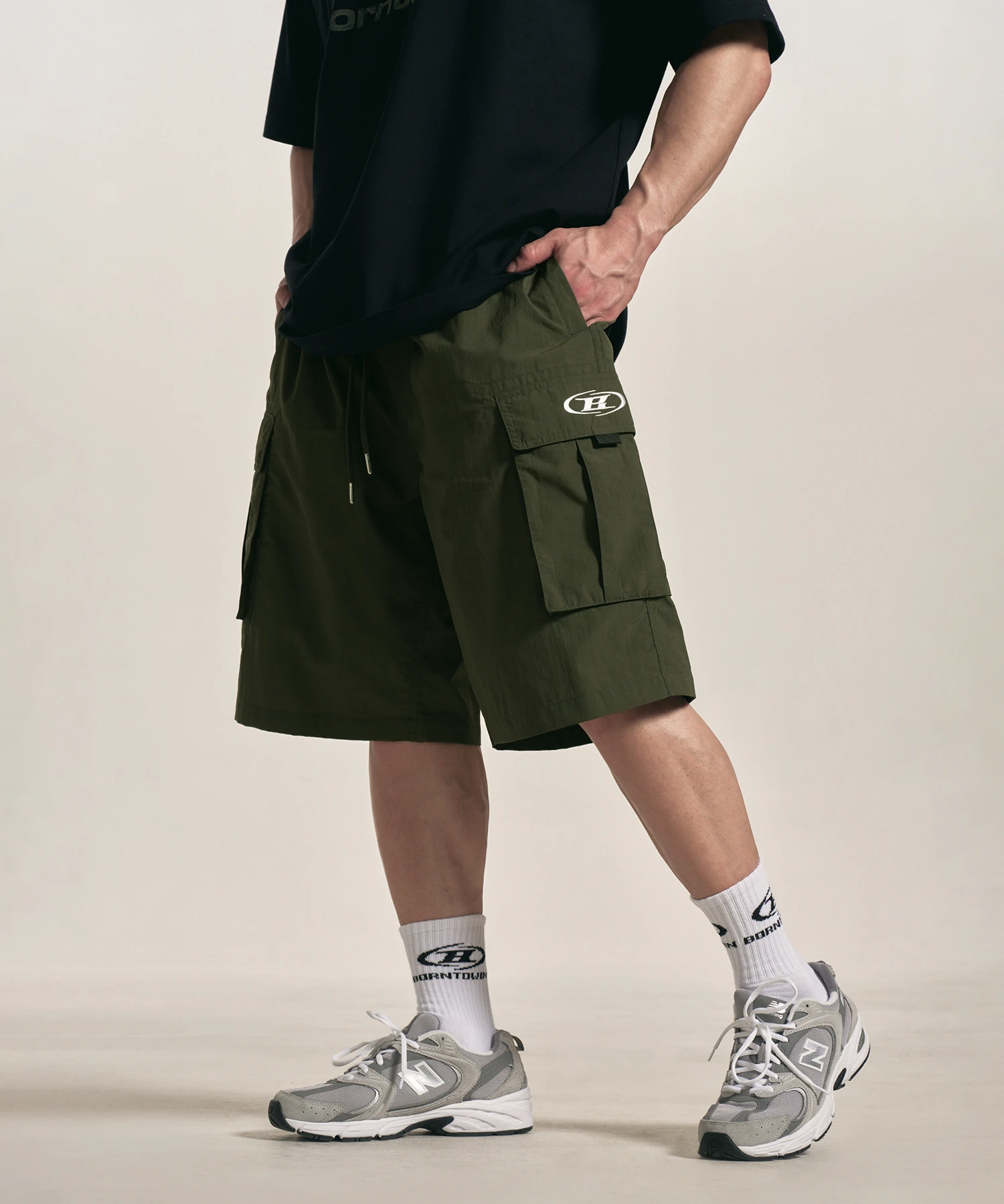 SYMBOL LOGO NYLON CARGO BERMUDA PANTS [KHAKI]