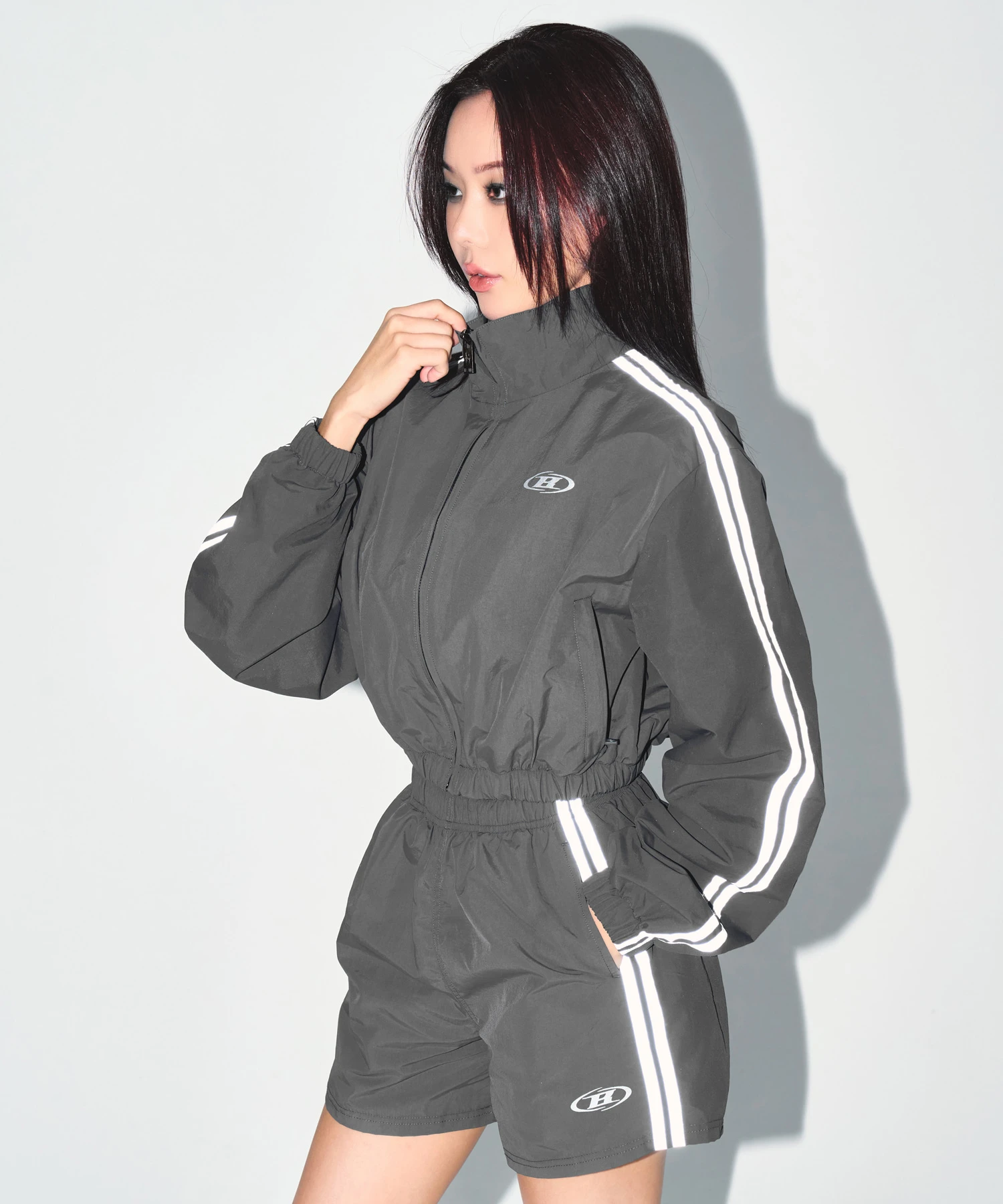 REFLECTIVE LINE CROP WIND BREAKER [CHARCOAL]