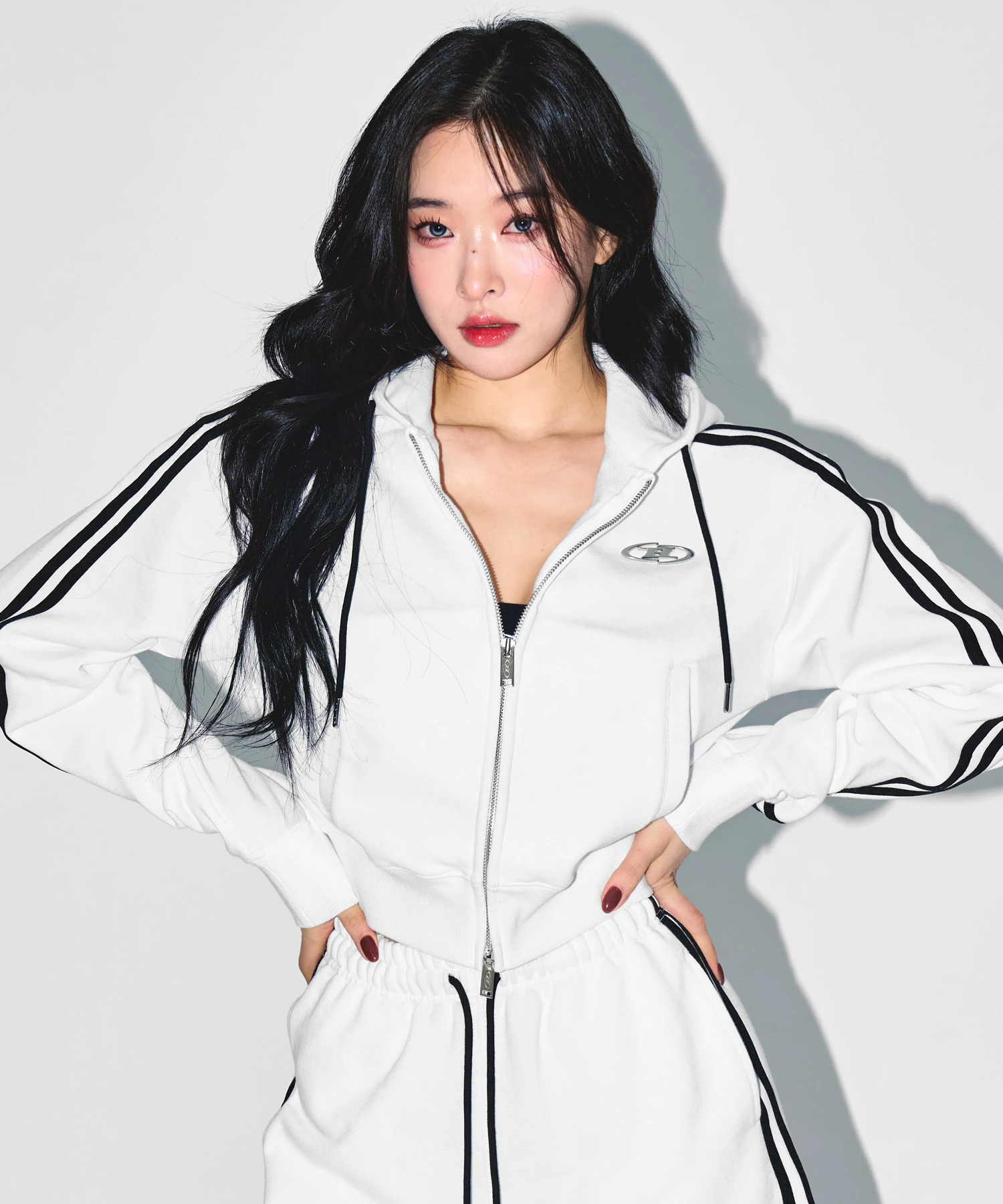 W CHROME B TRACK LINE CROP HOODIE ZIP-UP [WHITE]