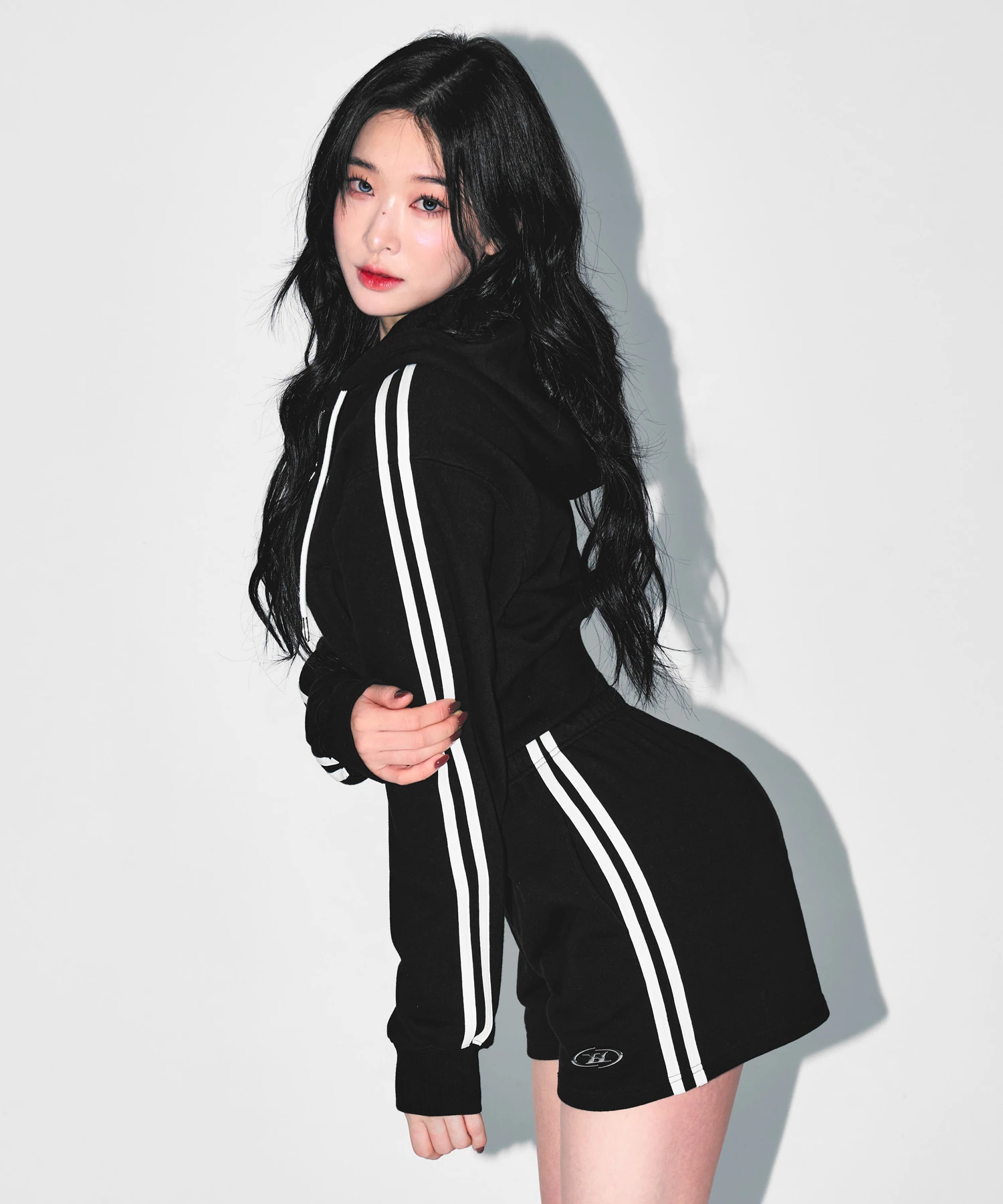 W CHROME B TRACK LINE CROP HOODIE ZIP-UP [BLACK]
