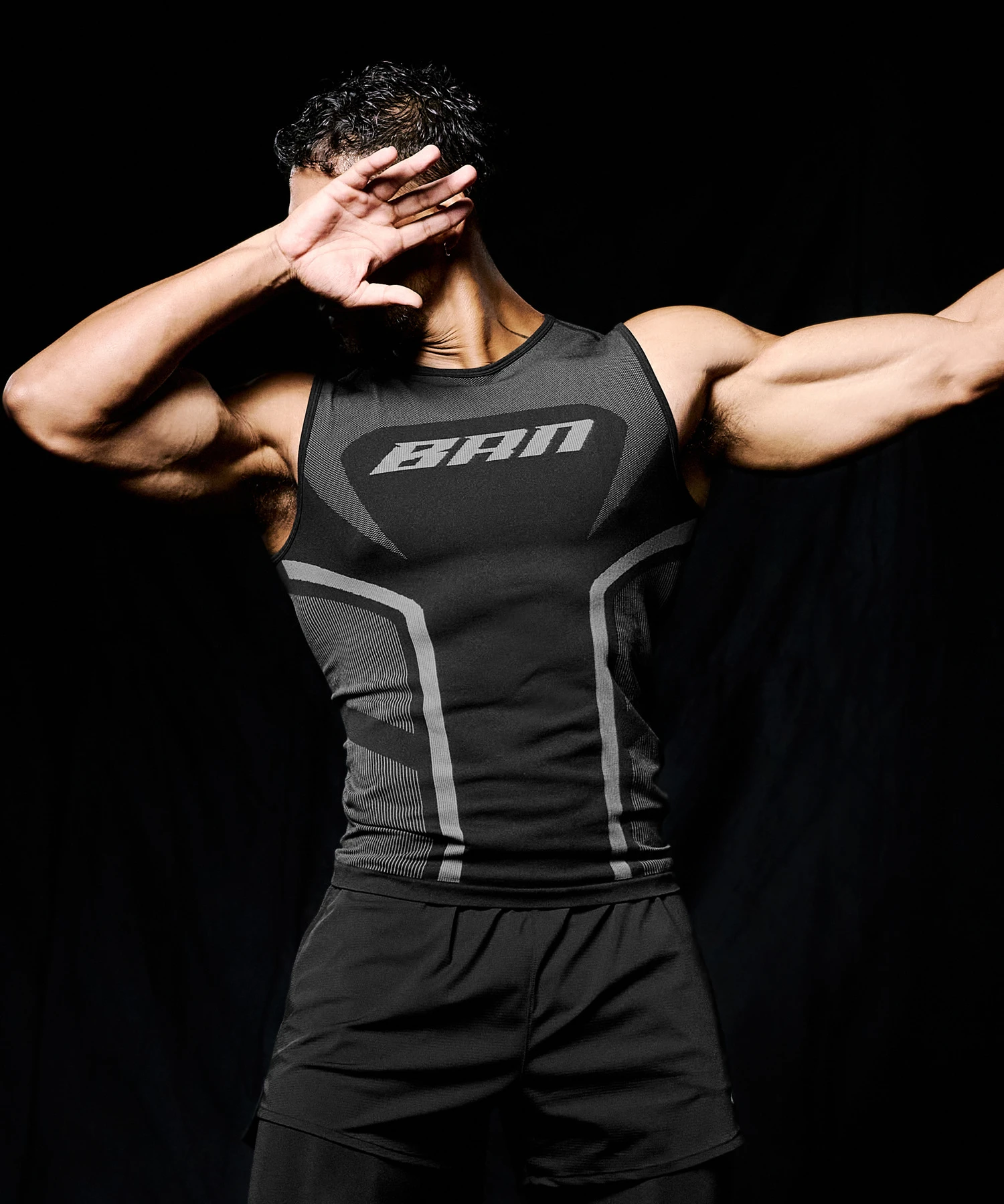 BRN ECLIPSE SEAMLESS SLEEVELESS [ BLACK ]