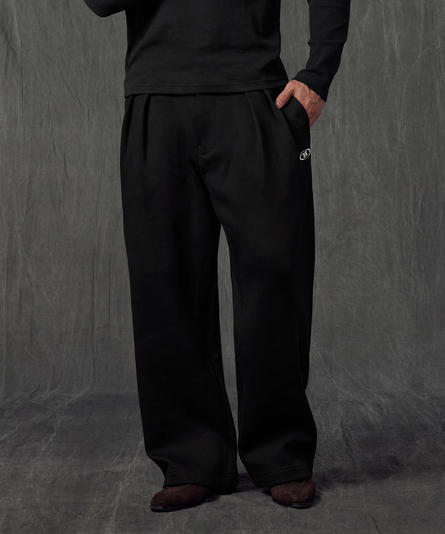 CHROME B TECH FOAM TWO TUCK PANTS [BLACK]