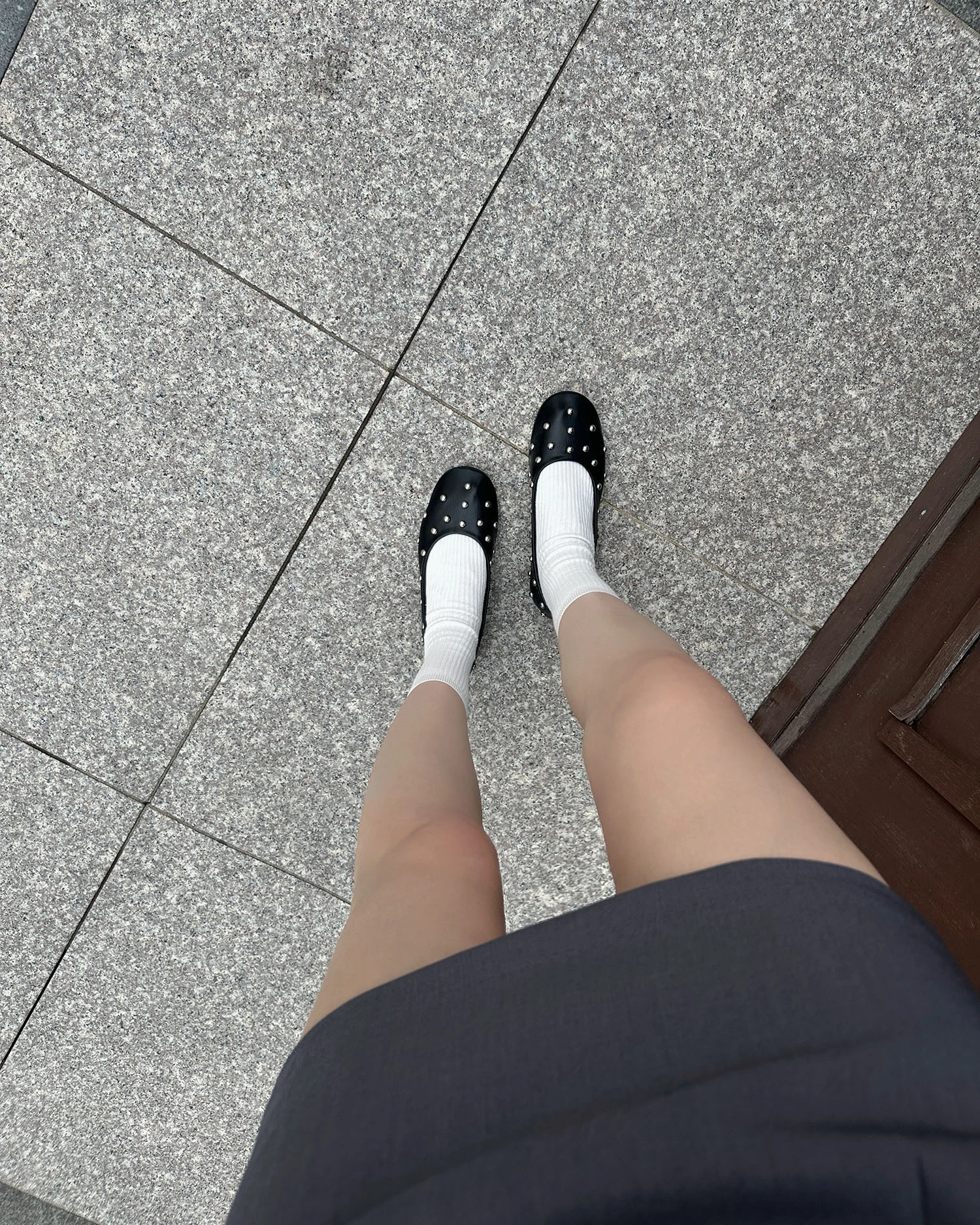 F934 超軟!鉚釘平底鞋 / 黑