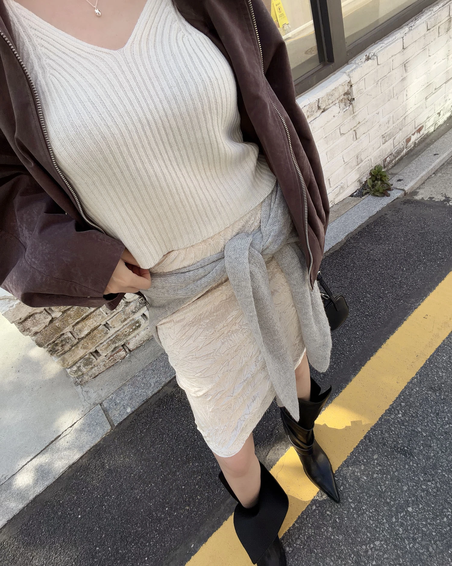 B1024 皺感光澤絨半身裙 / 杏