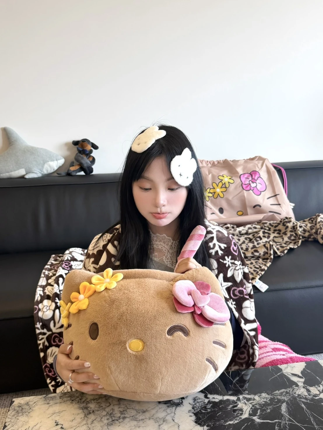 黑皮Hello Kitty宅家海灘風玩偶抱枕