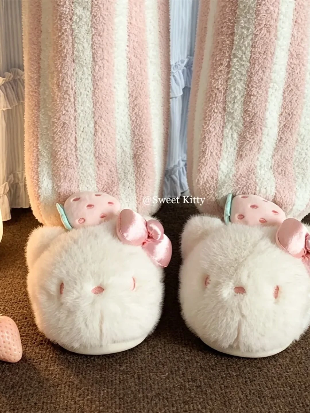 Hellokitty草莓蝴蝶結毛絨拖鞋