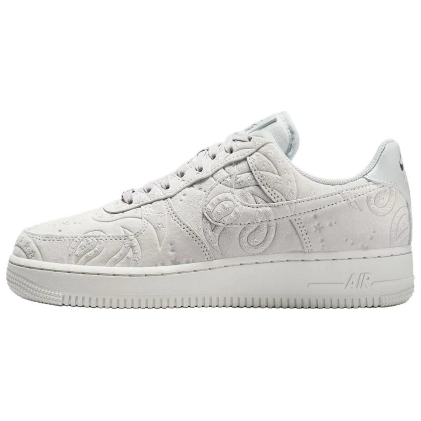 Nike Air Force 1 舒適柔軟圓頭 板鞋 浮雕 女款 白色 休閒鞋 IO1259-002