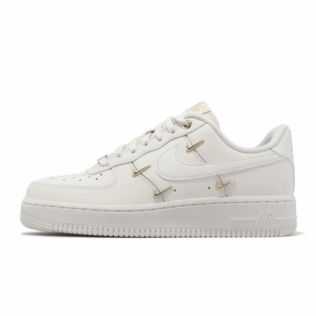 Nike Wmns Air Force 1 07 LX 女鞋 米白 金屬勾勾 FV3654-111