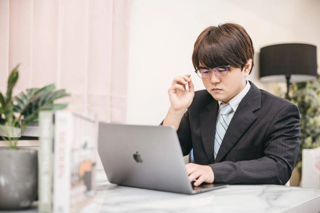 圖為上班族使用電腦,推薦補充葉黃素的族群之一