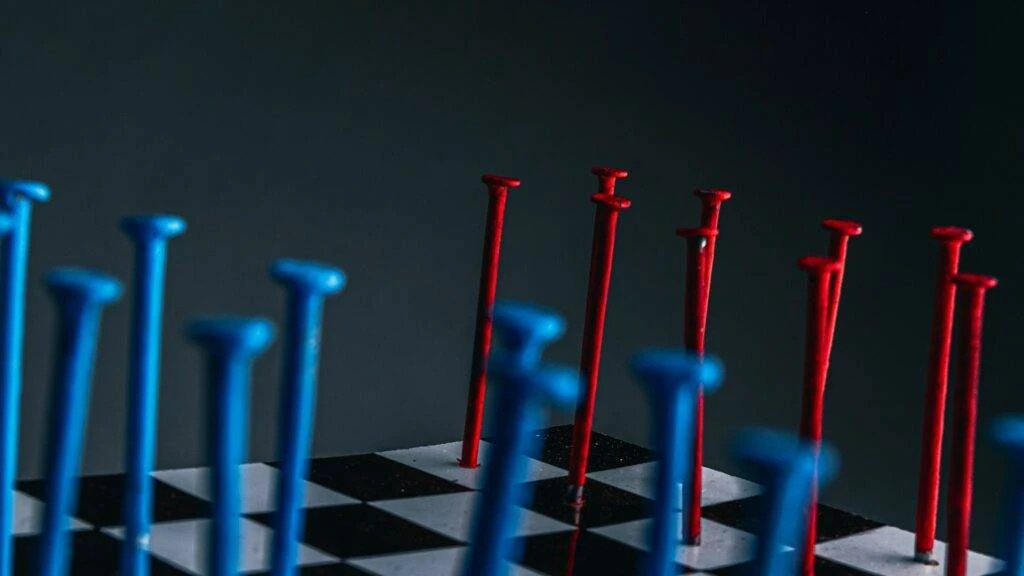 紅色與藍色棋子對峙，比喻細菌叢平衡的狀態