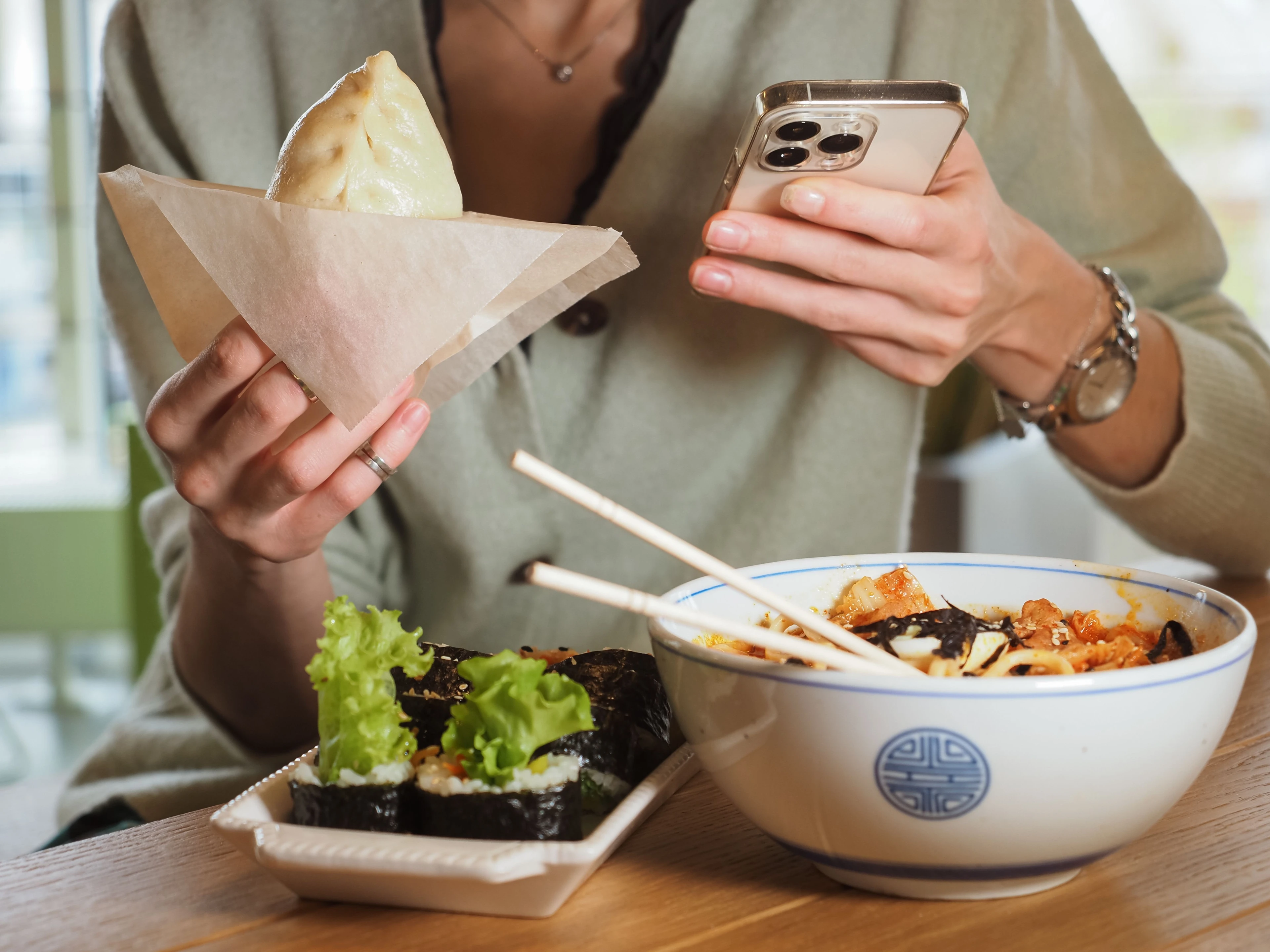 提到控醣與代謝管理,別忘了除了白飯、麵包與甜點之外,水果其實也是飲食規劃中需要特別關注的一部分。也因此,近年越來越多人重新檢視「飯後吃水果」這個習慣,但問題其實不一定在水果本身,而是整體飲食中的總醣量。